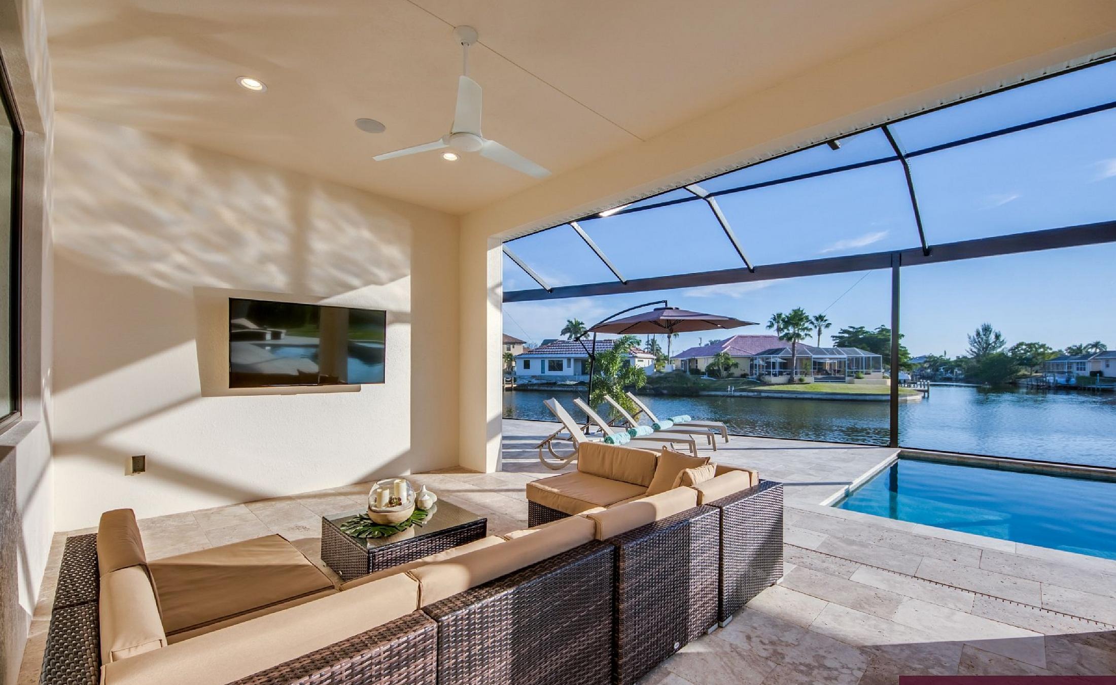 Moderne Villa mit Wasserblick, Salzwasser-Pool und Spa am Kanal.