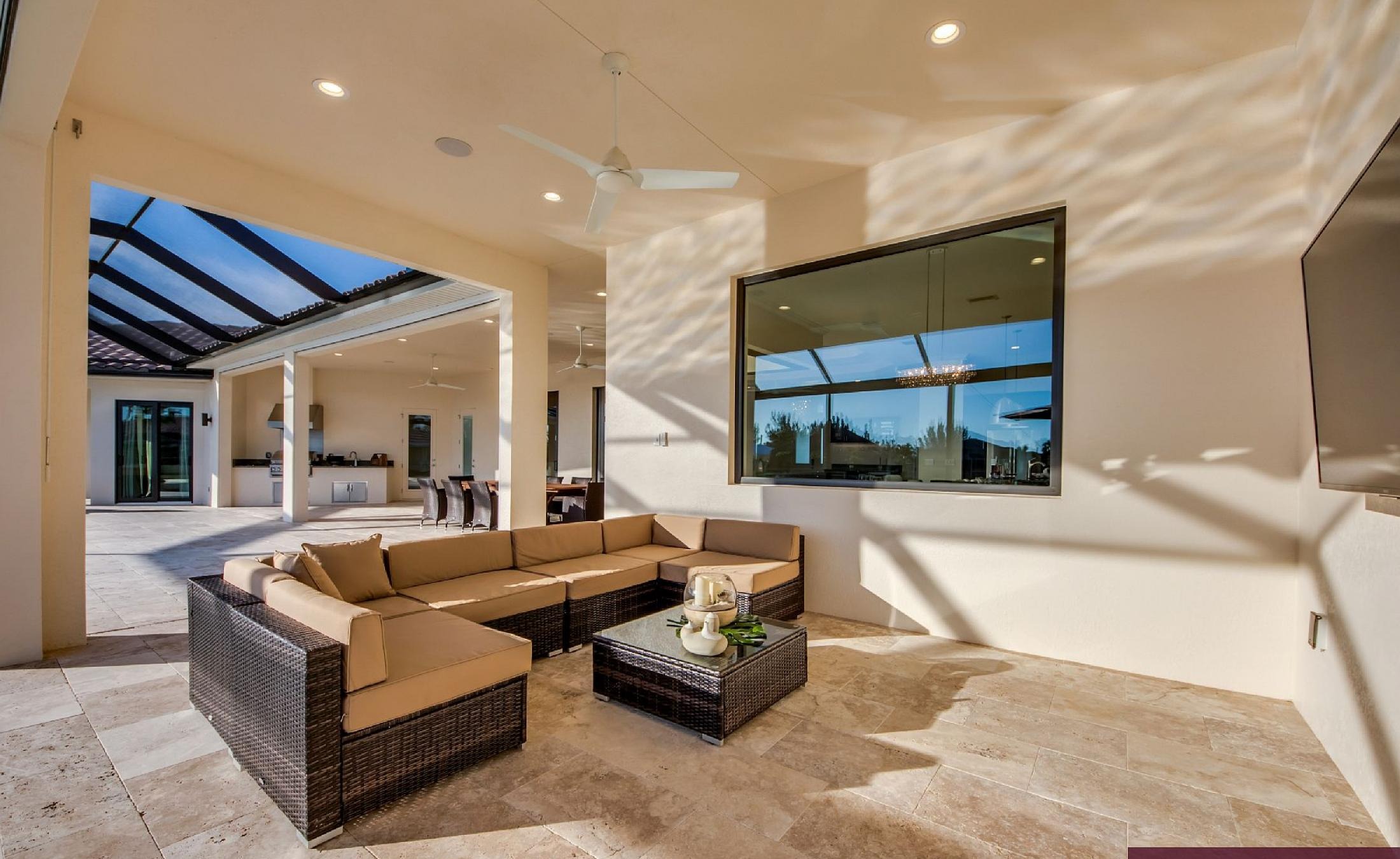 Moderne Villa am Kanal mit Salzwasser-Pool und Spa in Südausrichtung.