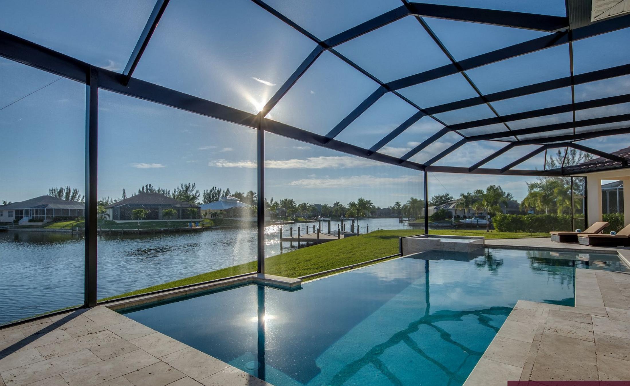 Moderne Villa am Kanal mit Salzwasser-Pool, Spa und Wasserblick.