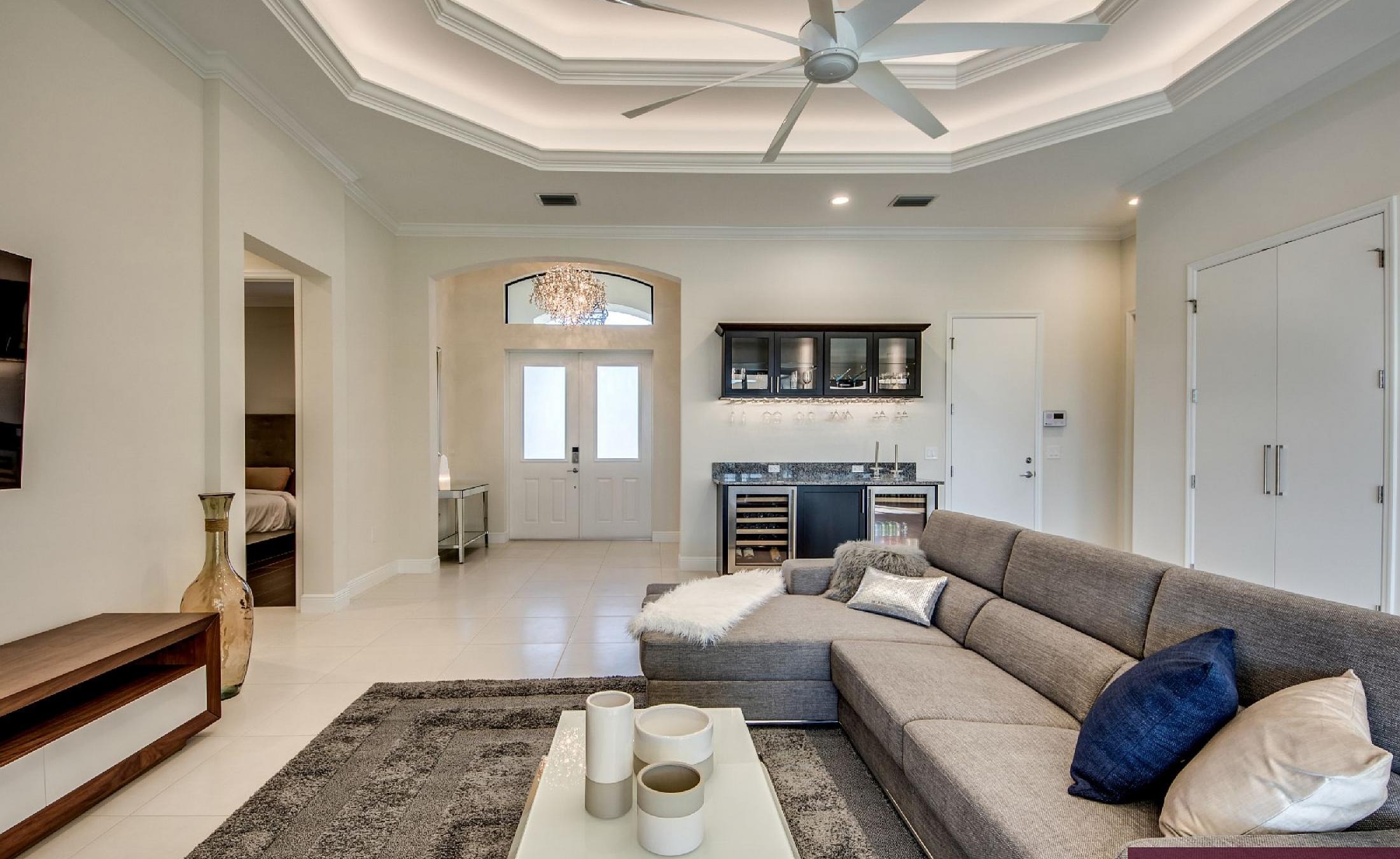 Moderne Villa mit Salzwasser-Pool und Spa am Kanal mit Wasserblick.