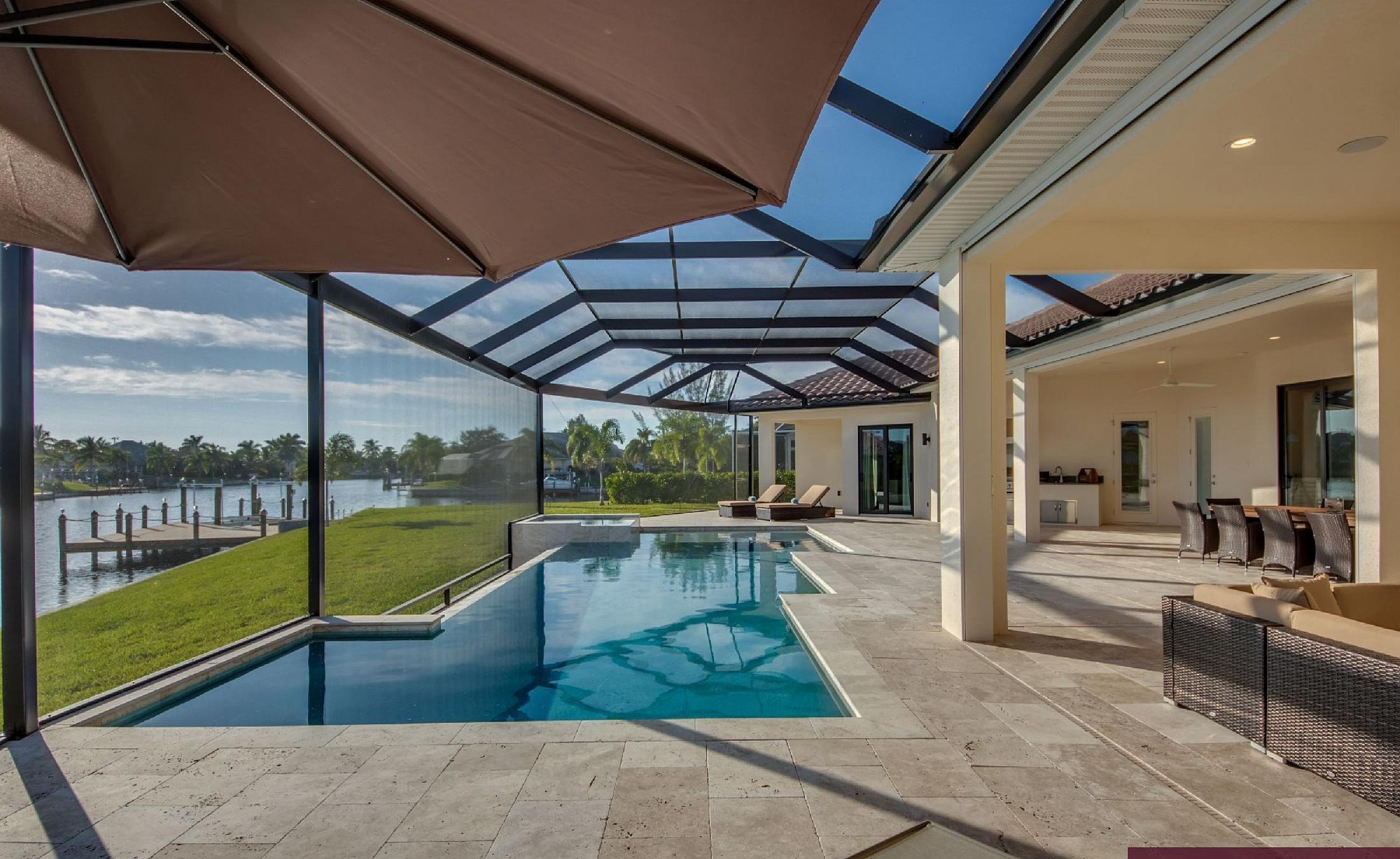 Moderne Villa am Kanal mit Salzwasser-Pool und Spa in sonniger Südausrichtung.