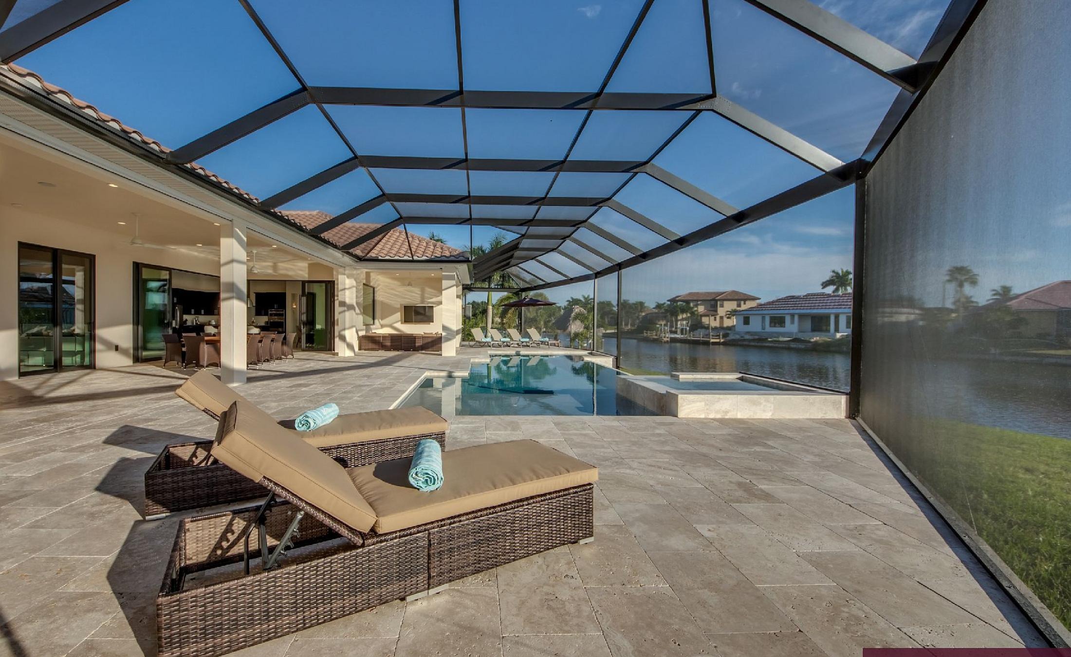 Moderne Villa am Kanal mit Salzwasser-Pool und Spa in Cape Coral, Florida.