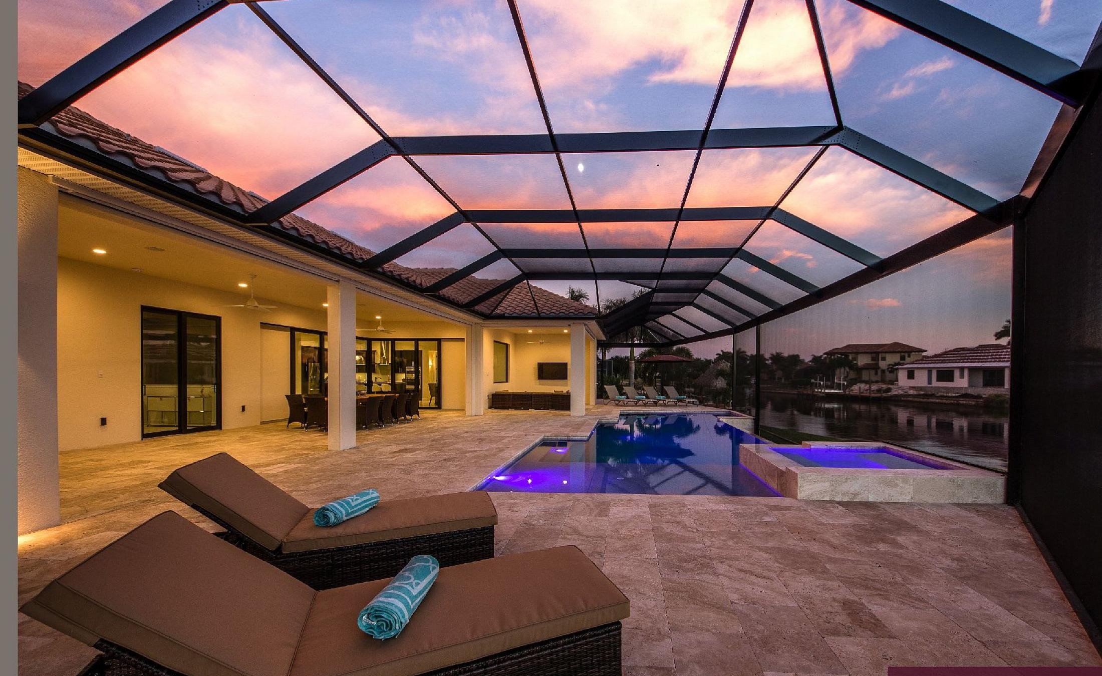 Moderne Villa am Kanal mit Salzwasser-Pool, Spa und Blick aufs Wasser.