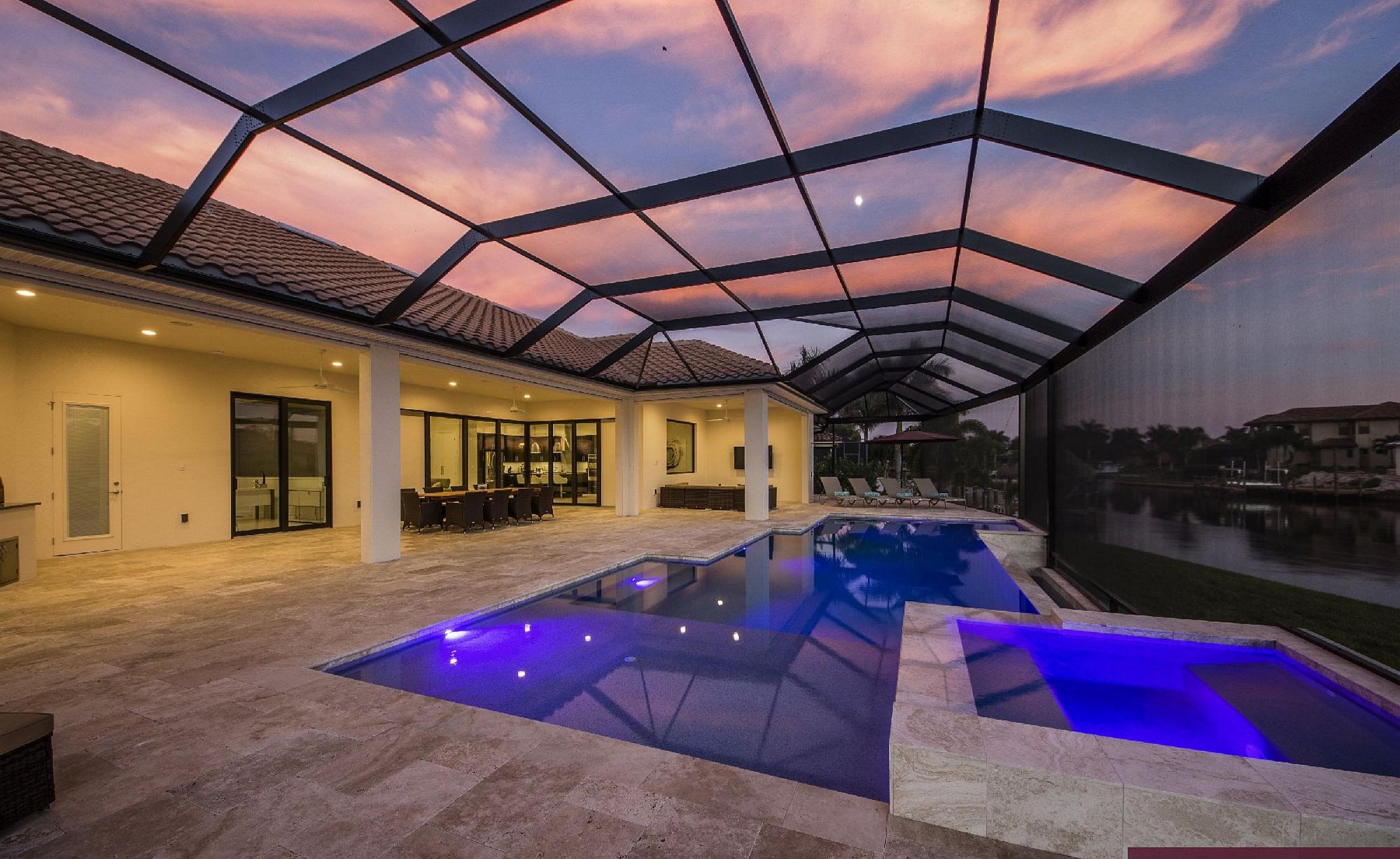 Moderne Villa mit Salzwasser-Pool und Spa am Kanal mit Wasserblick.