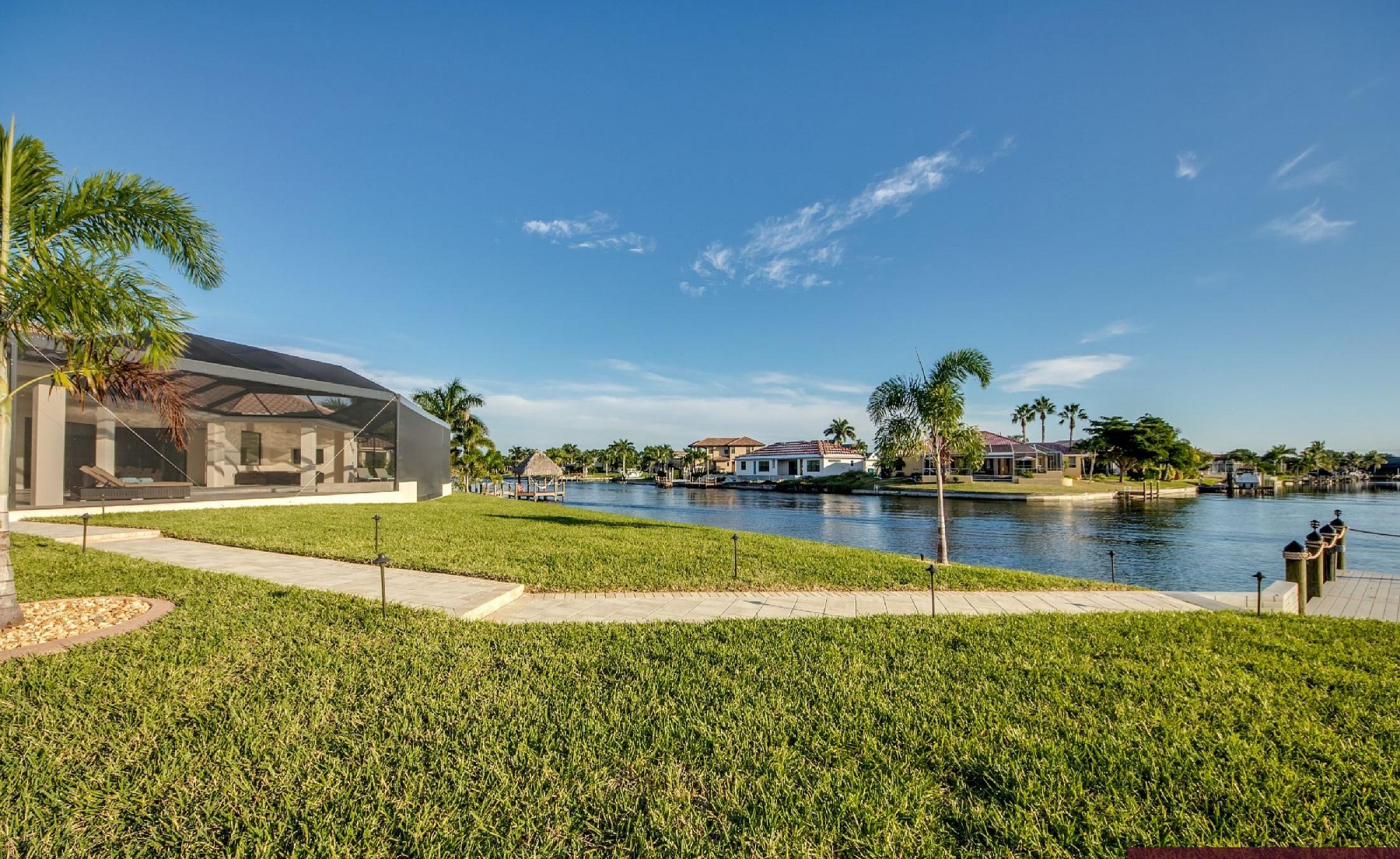Moderne Villa mit Salzwasser-Pool, Spa und Blick auf den Kanal.