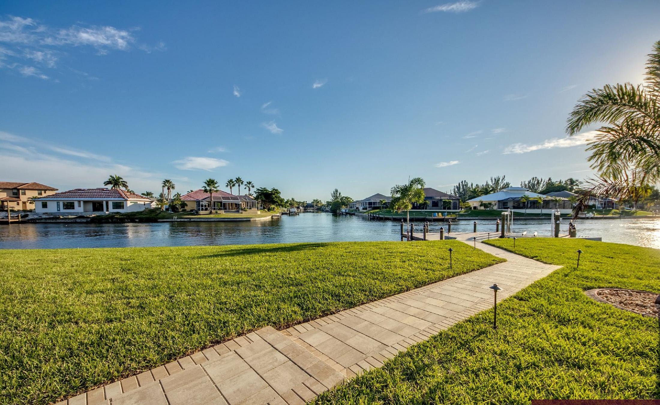 Moderne Villa am Kanal mit Salzwasser-Pool und Spa.