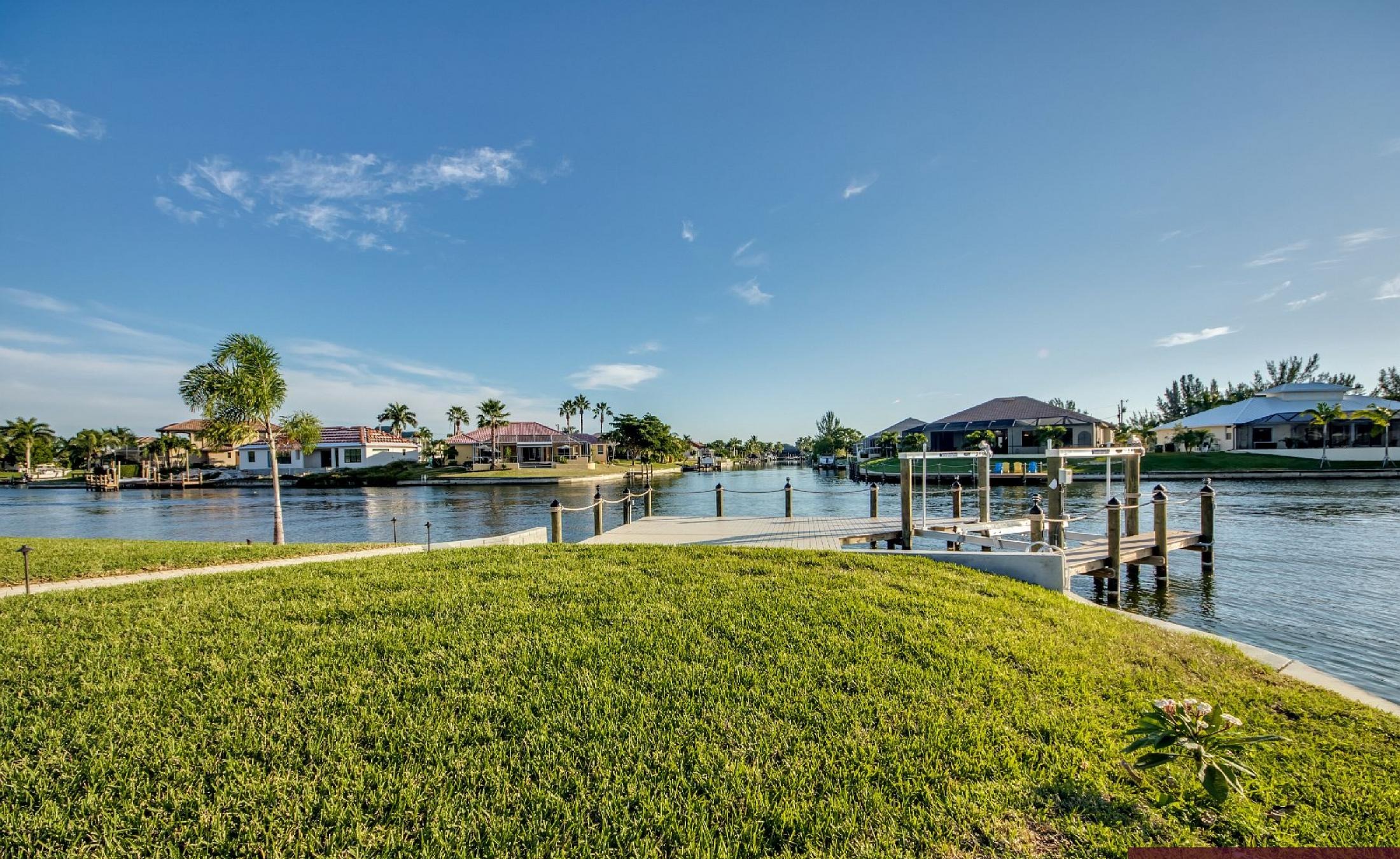 Moderne Villa am Kanal mit Salzwasser-Pool und Spa in Südausrichtung.
