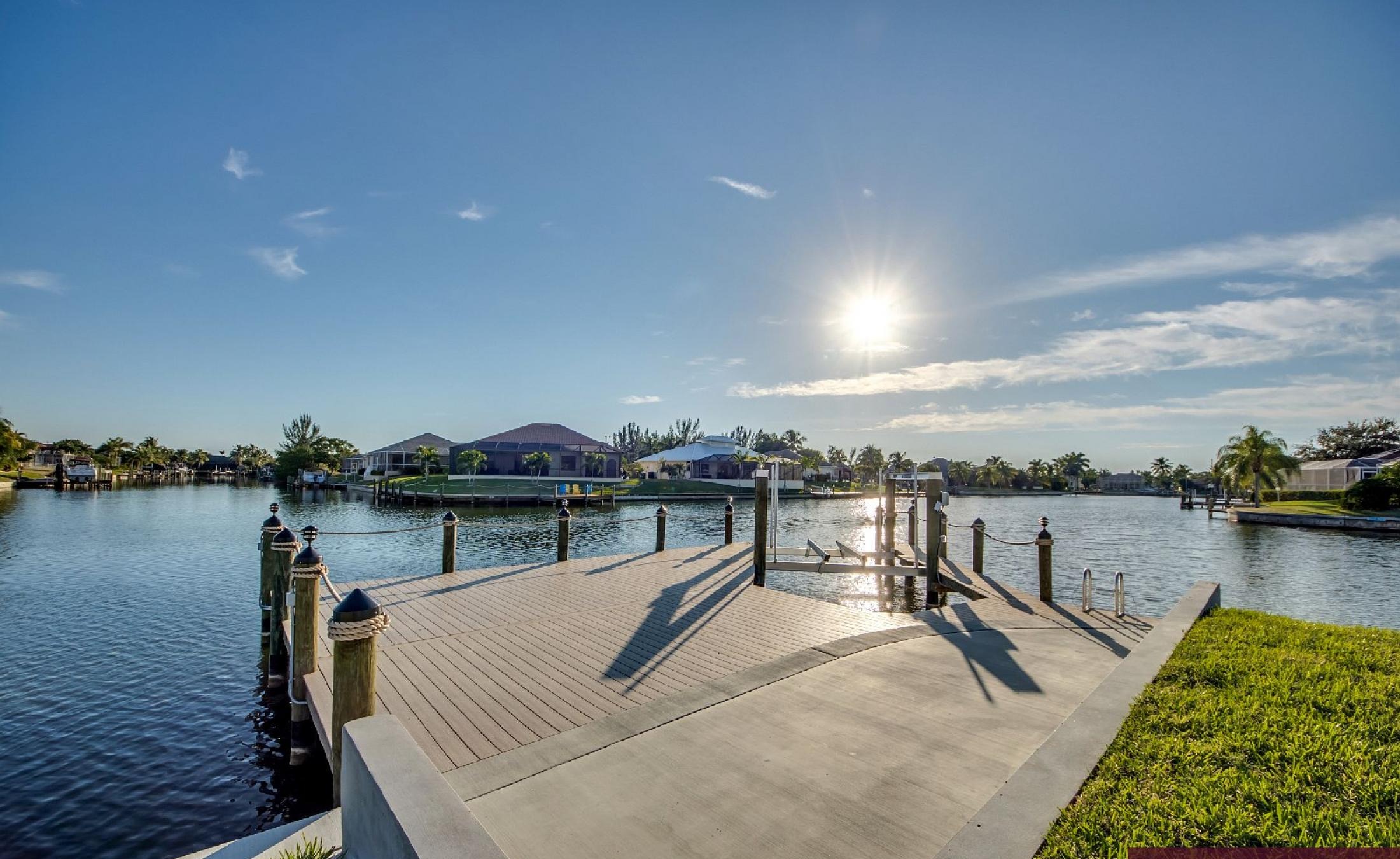 Moderne Villa am Kanal mit Salzwasser-Pool und Spa in Südausrichtung.