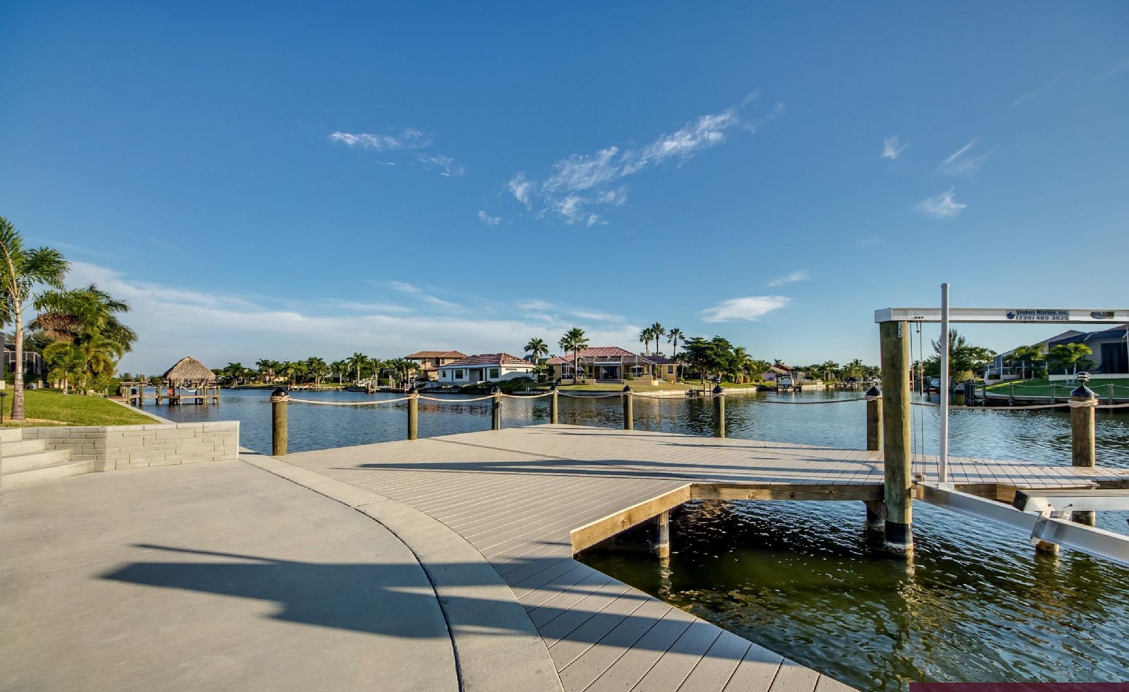 Moderne Villa am Kanal mit Salzwasser-Pool und Spa.