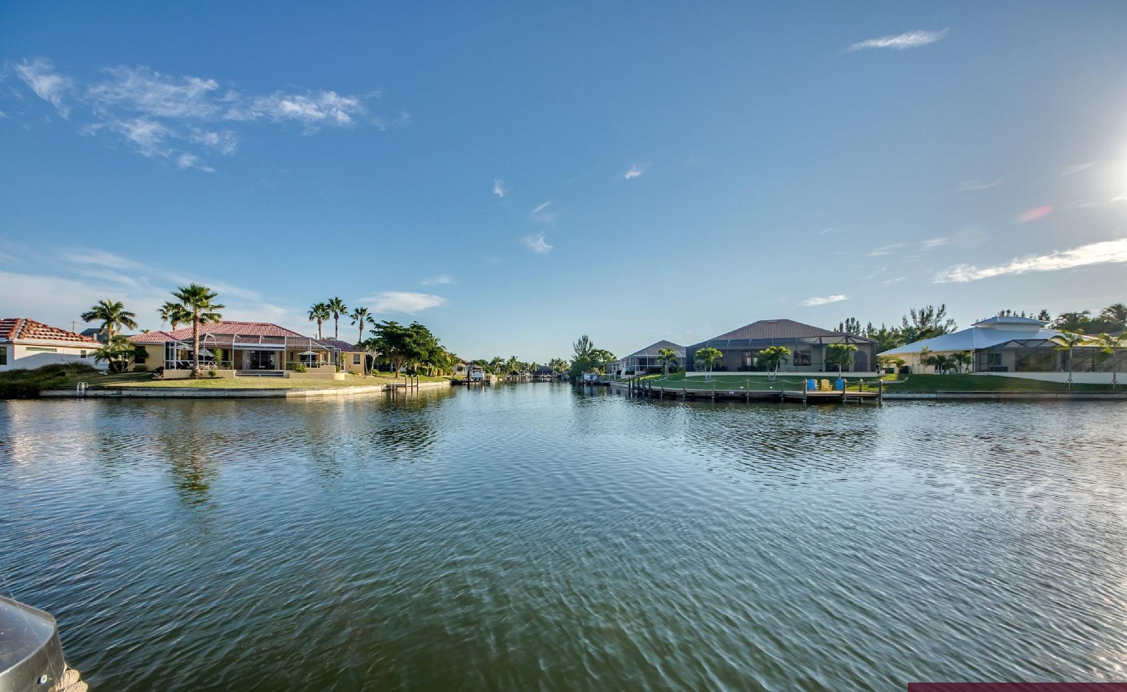 Moderne Villa am Kanal mit Salzwasser-Pool, Spa und Wasserblick.