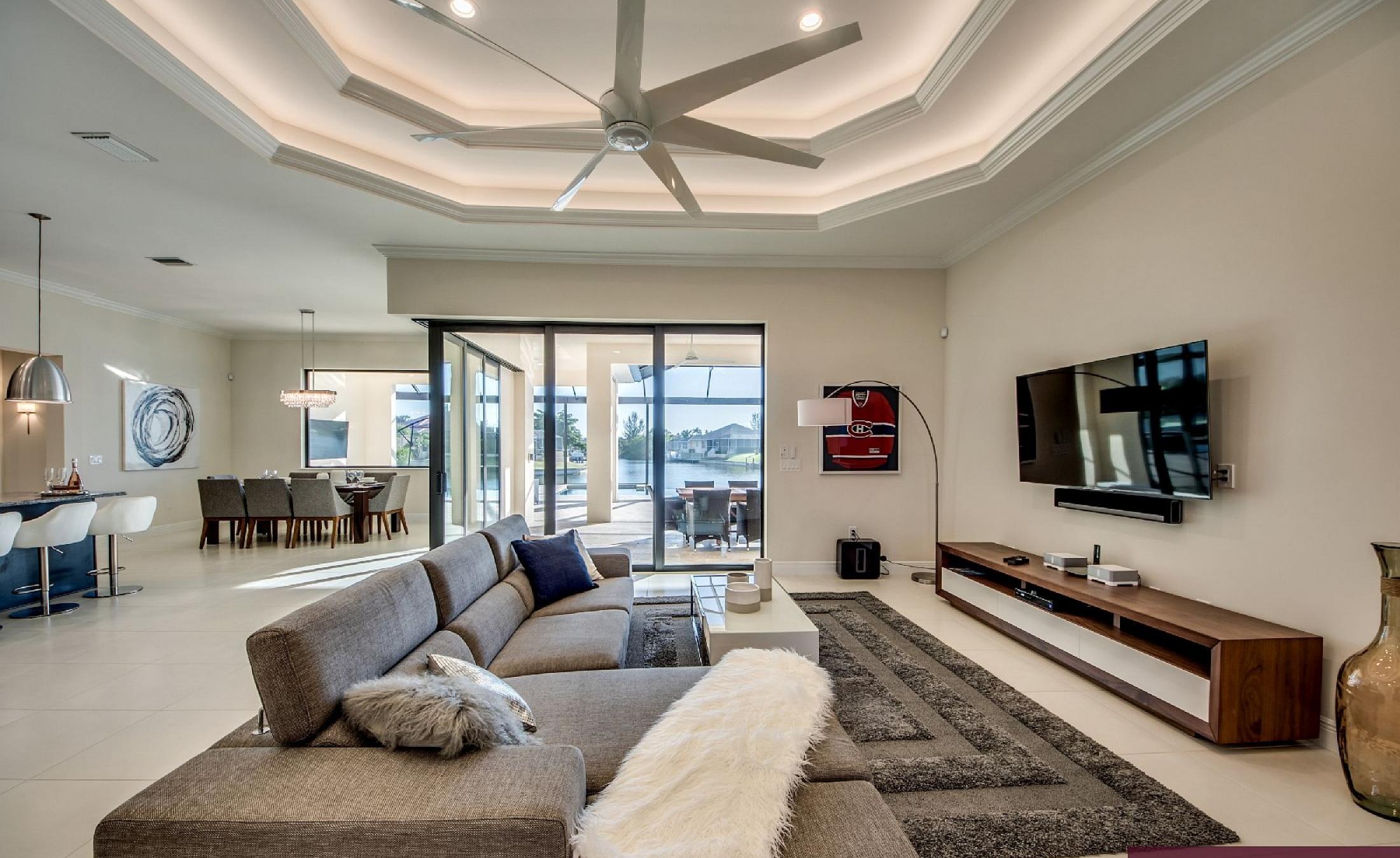 Moderne Villa am Kanal mit Salzwasser-Pool und Spa, Südausrichtung und Wasserblick.