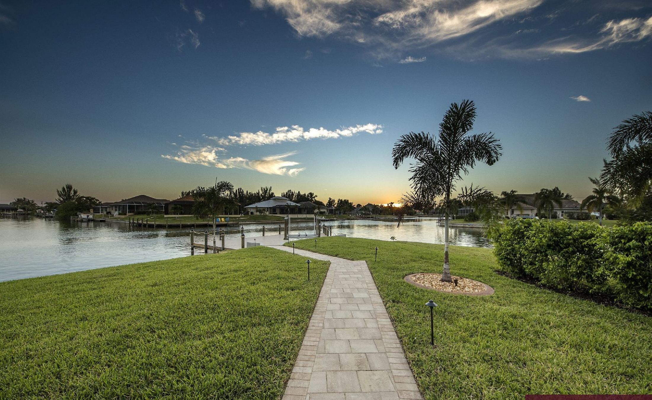Moderne Villa mit Salzwasser-Pool und Spa am Kanal mit Wasserblick.
