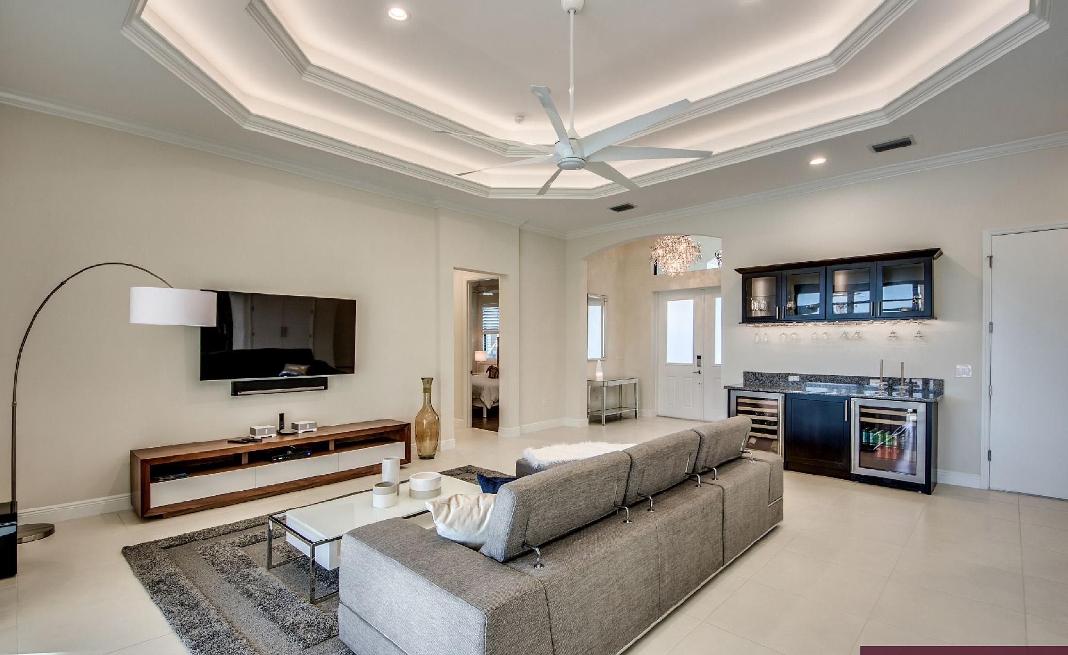 Moderner Außenbereich mit Salzwasser-Pool und Spa am Kanal mit Wasserblick.