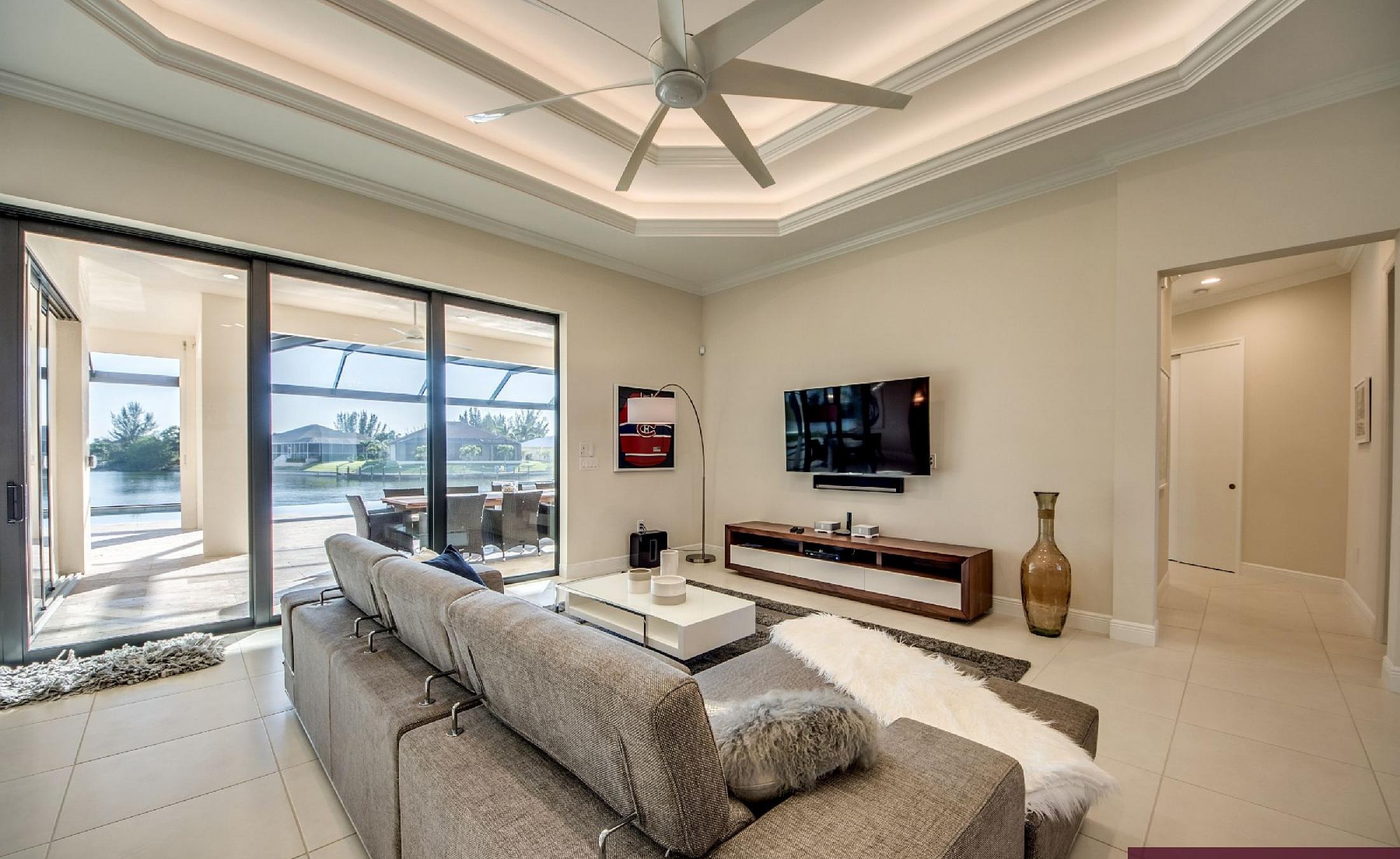 Moderne Villa am Kanal mit Salzwasser-Pool und Spa in Südausrichtung.