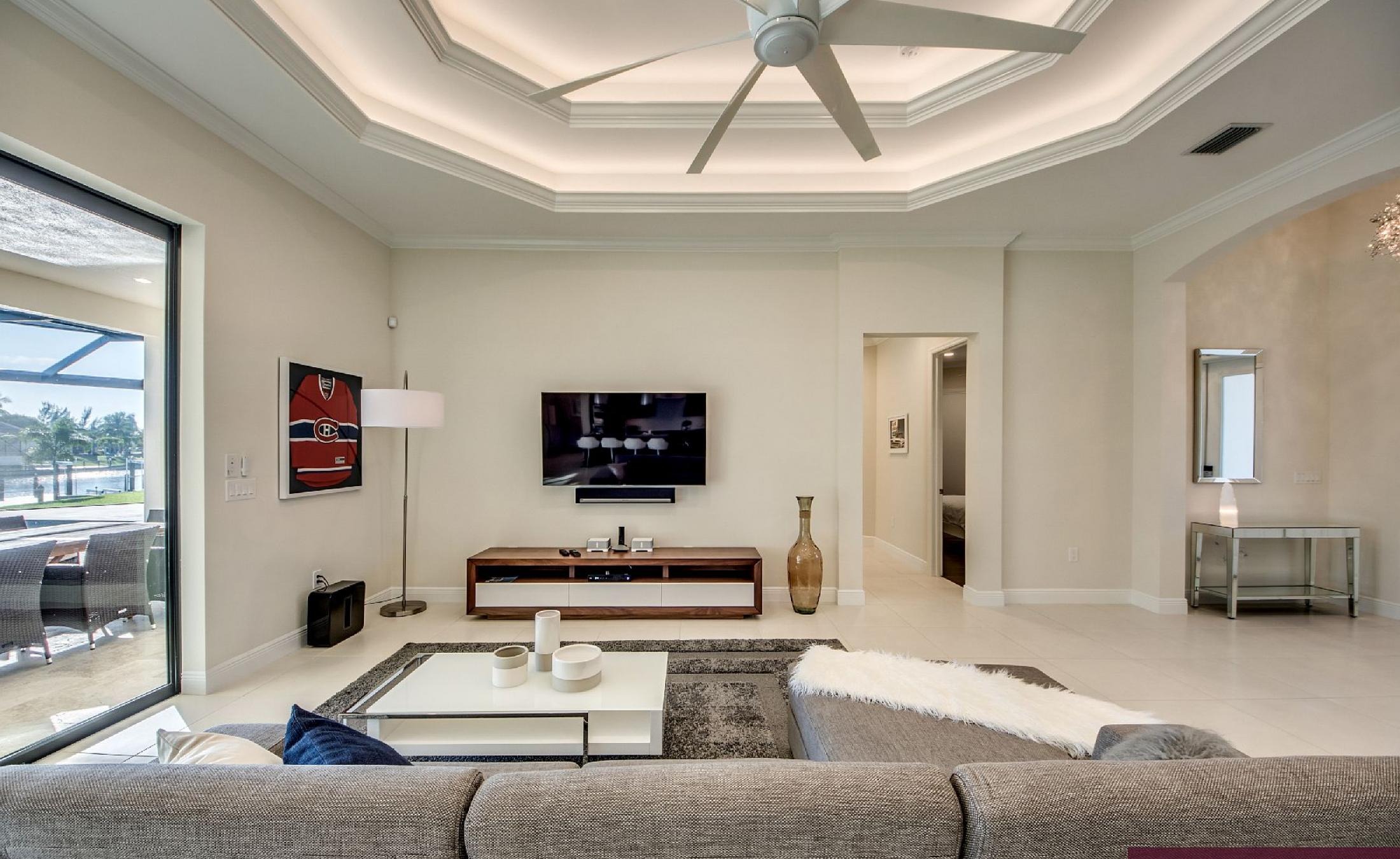 Moderne Villa mit Salzwasser-Pool und Spa am Kanal mit Wasserblick.