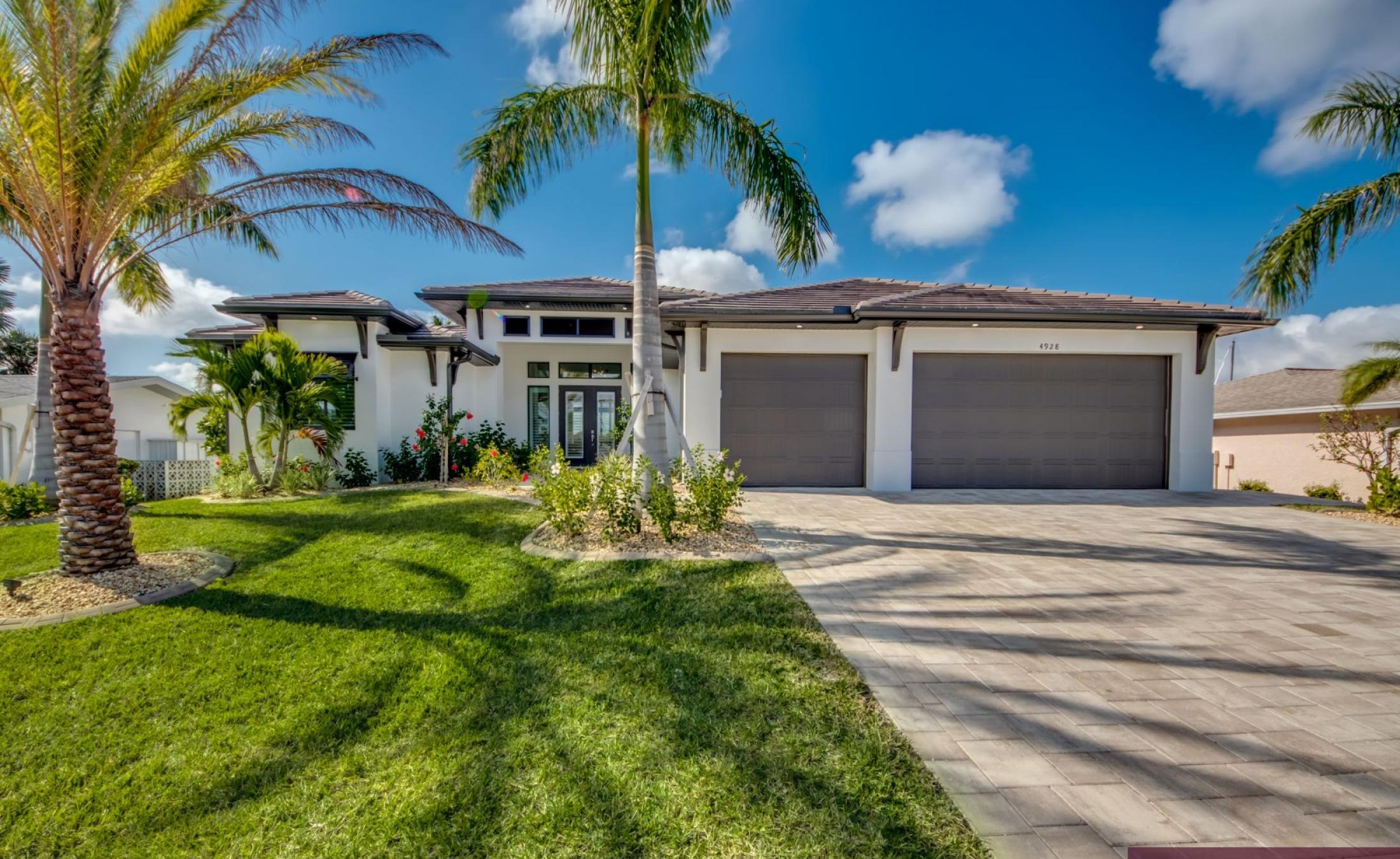 Exklusive Waterfront-Villa in Cape Coral mit Pool, Jacuzzi und privatem Bootsdock.