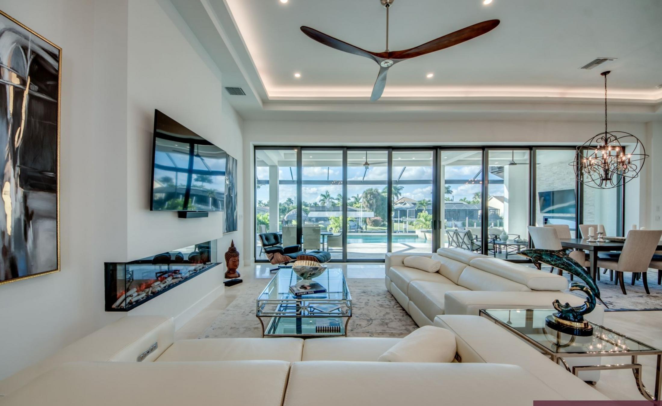 Privates Bootsdock am Kanal mit Blick aufs Wasser bei Sonnenuntergang.