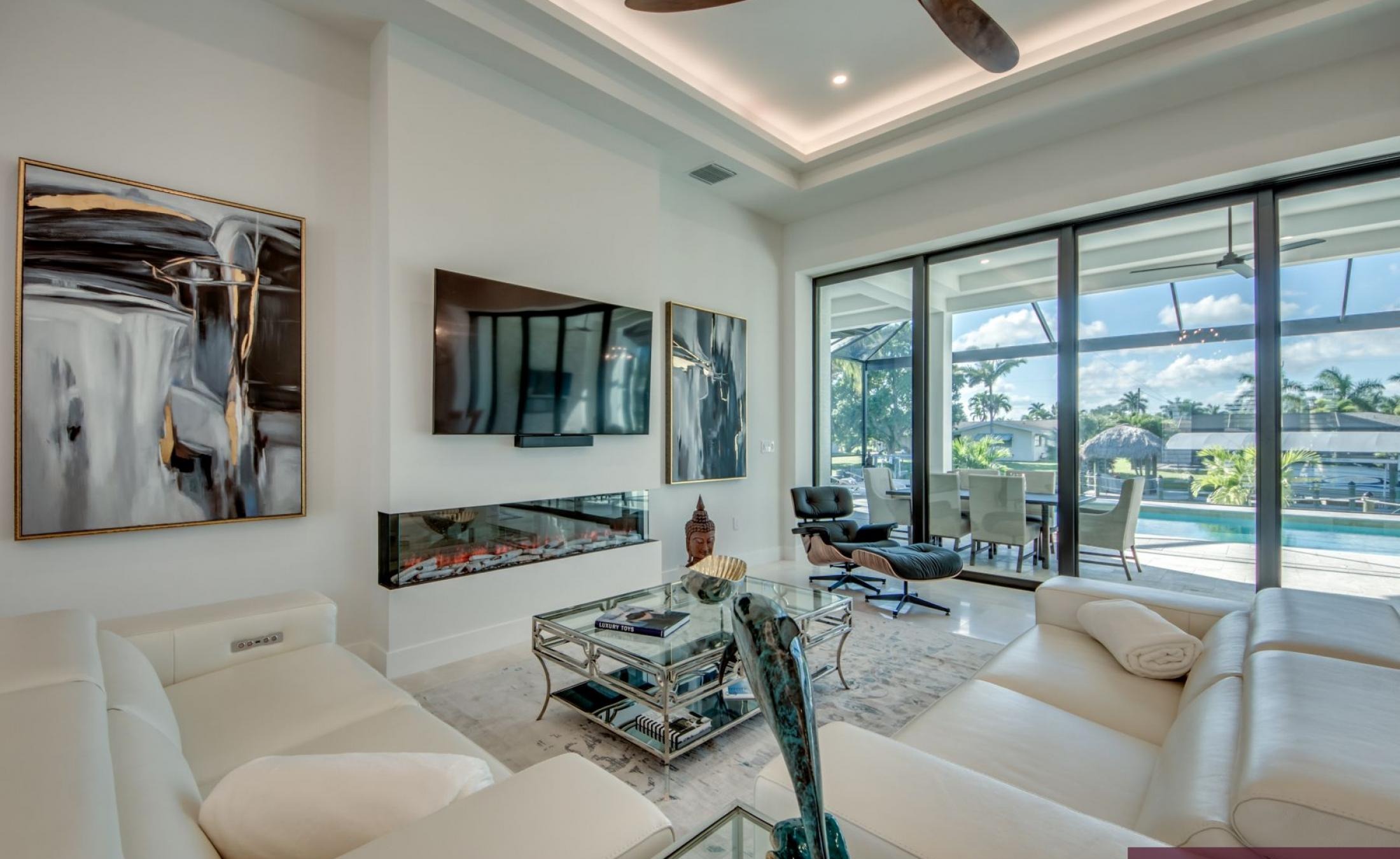 Elektrisch beheizter Pool mit Spa/Jacuzzi und Blick auf den Kanal.