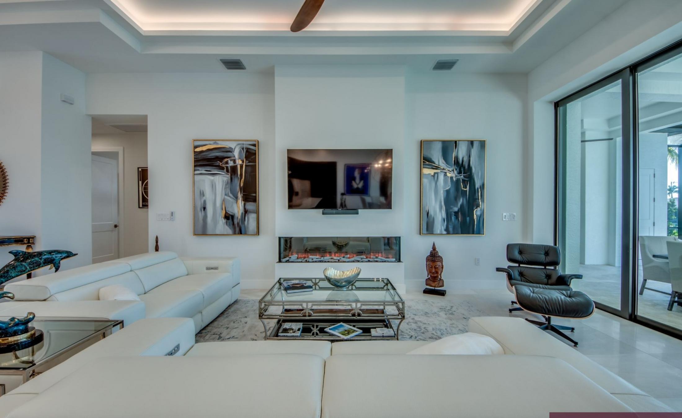 Außenbereich mit beheiztem Pool und Jacuzzi am Wasser mit Bootsdock.