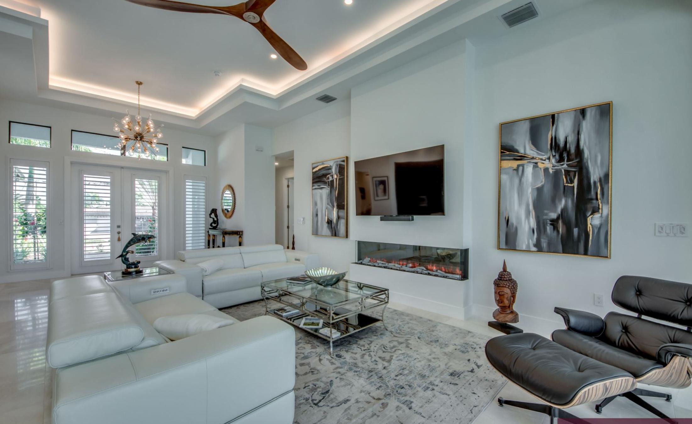 Außenbereich am Wasser mit beheiztem Pool, Jacuzzi und Bootsdock.