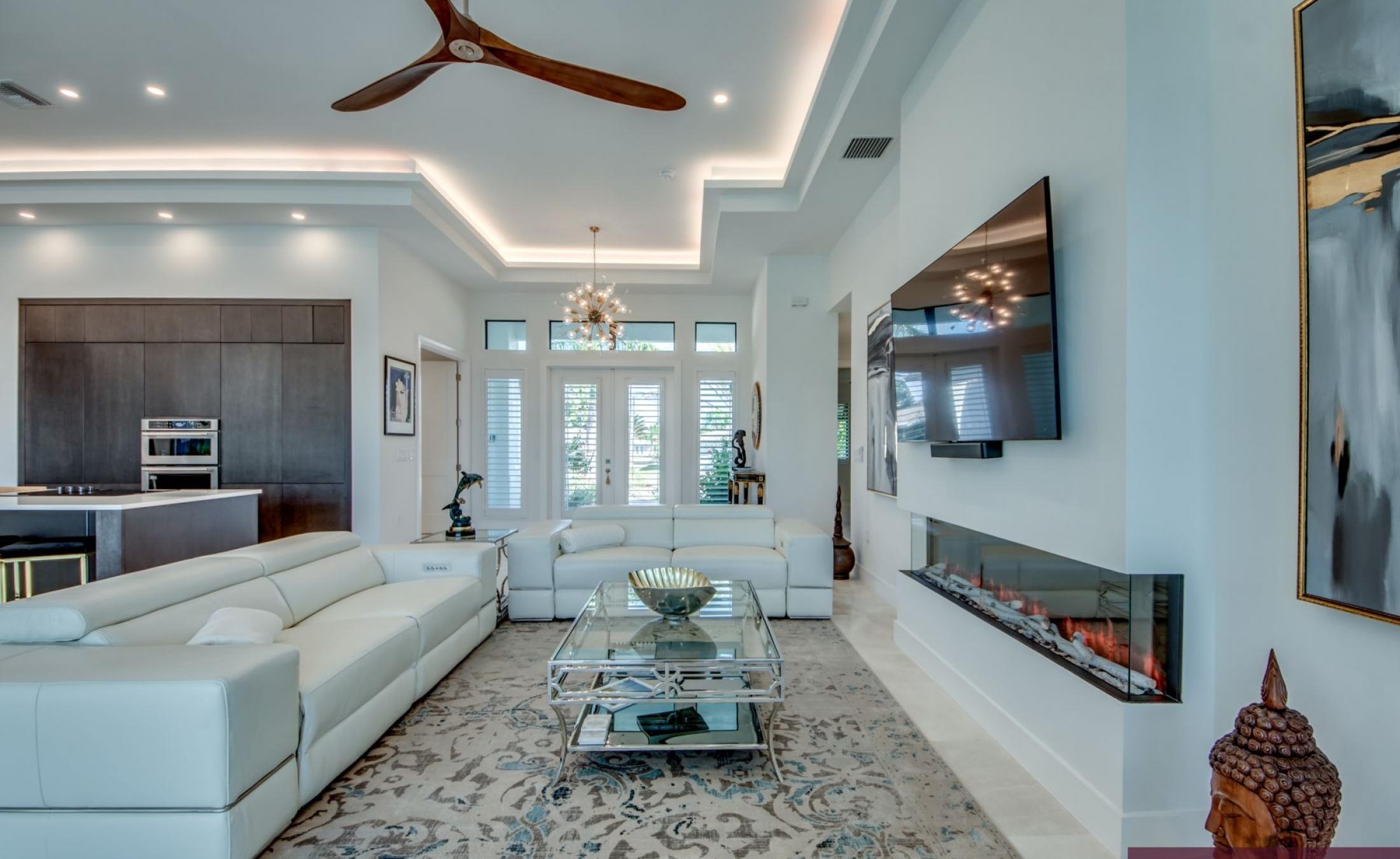 Elektrisch beheizter Pool und Jacuzzi im Außenbereich mit Blick auf den Wasserkanal.