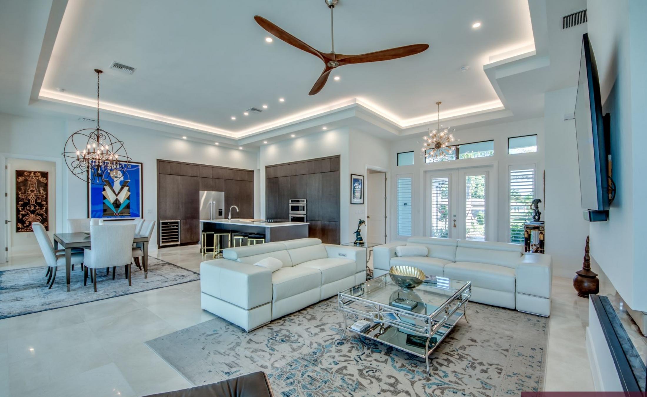 Elektrisch beheizter Pool mit Spa/Jacuzzi im Außenbereich am Wasser.