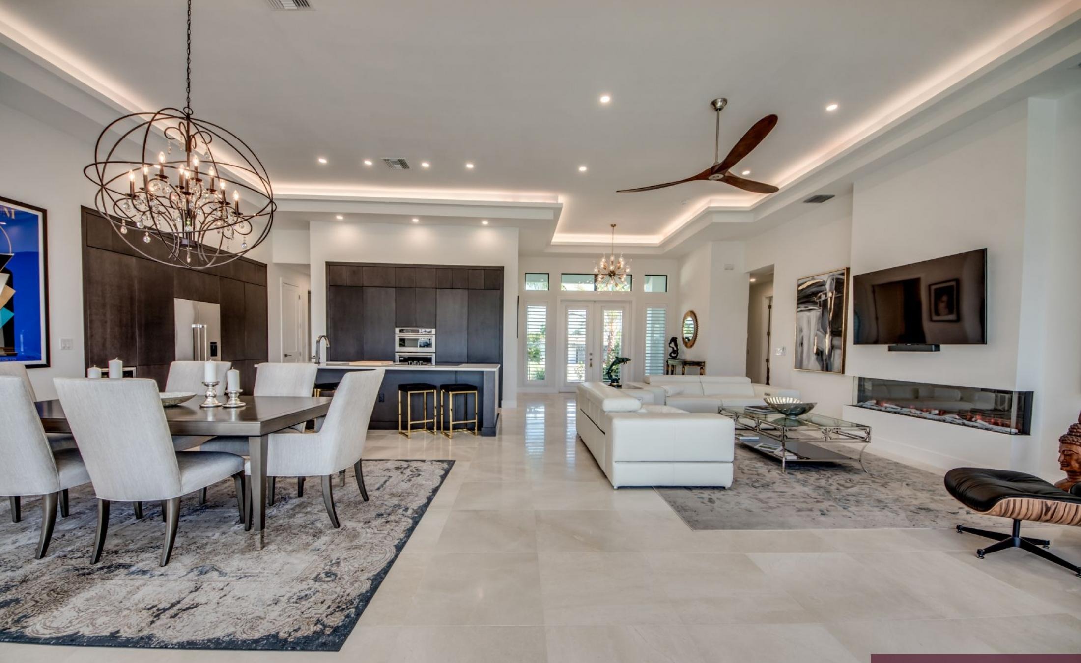 Elektrisch beheizter Pool und Jacuzzi auf der Terrasse mit Blick auf den Kanal.