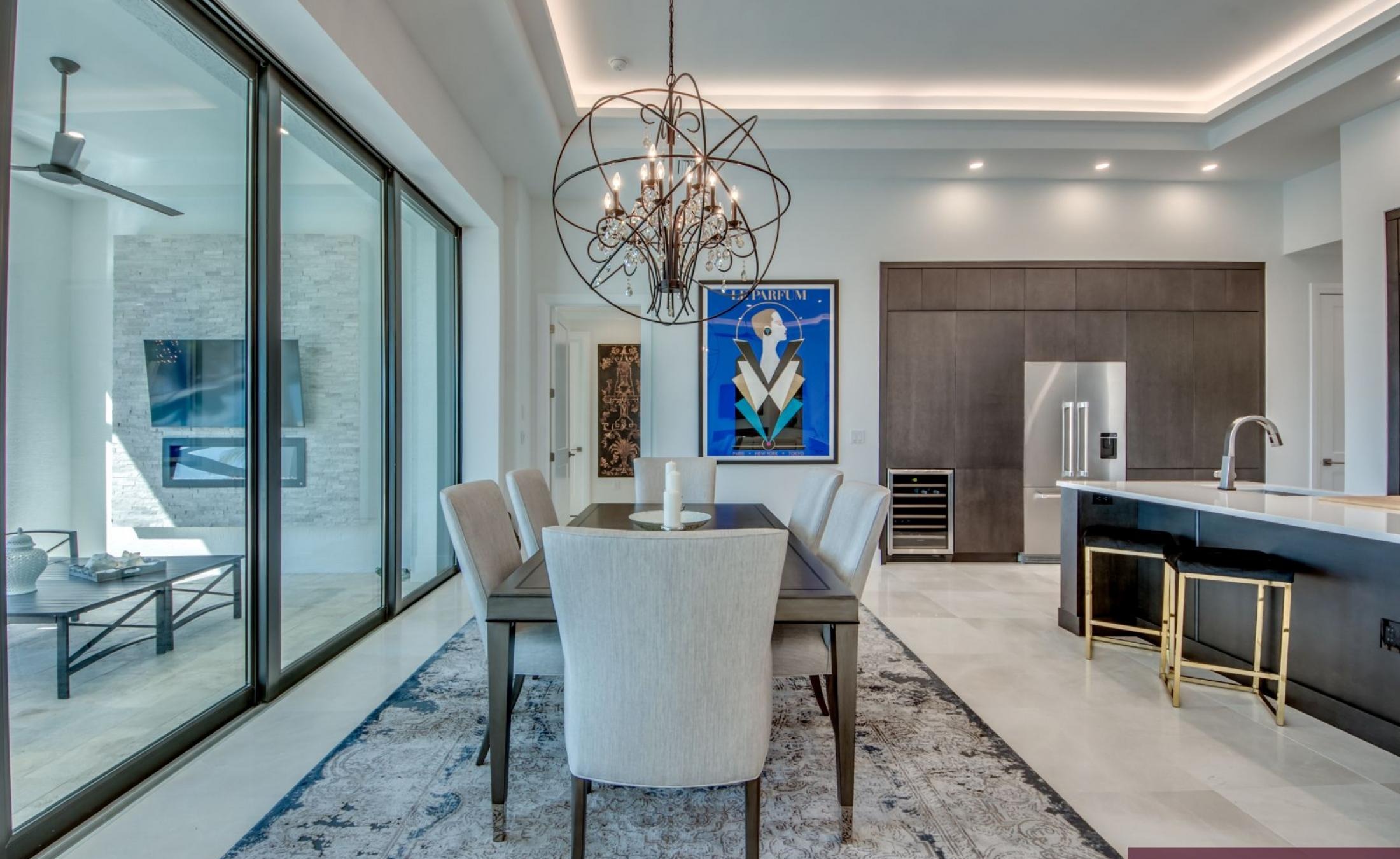 Elektrisch beheizter Pool mit Spa/Jacuzzi im Außenbereich am Wasser.