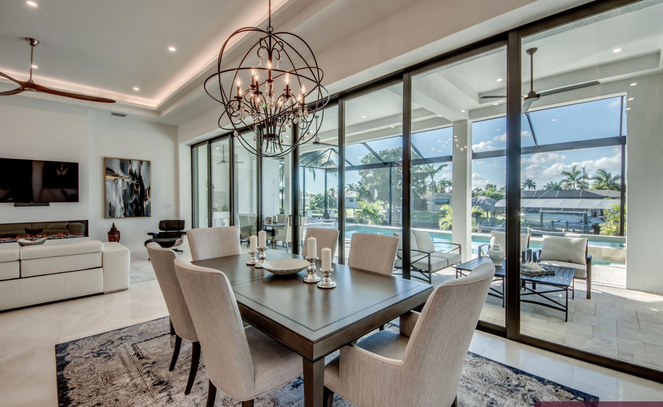 Außenbereich am Wasser mit beheiztem Pool, Spa/Jacuzzi und Bootsdock.