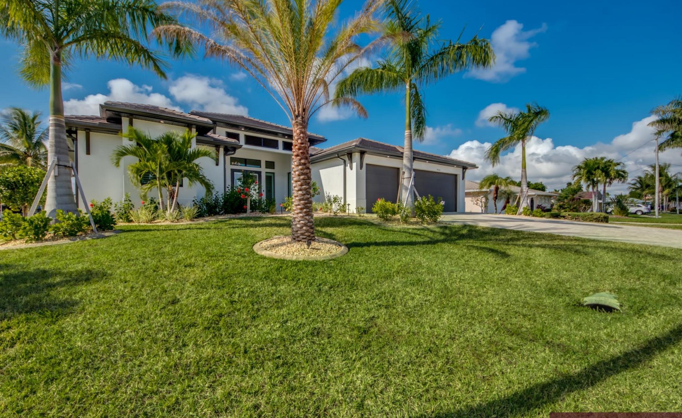 Villa am Wasser mit privatem Bootsdock, beheiztem Pool und Jacuzzi.