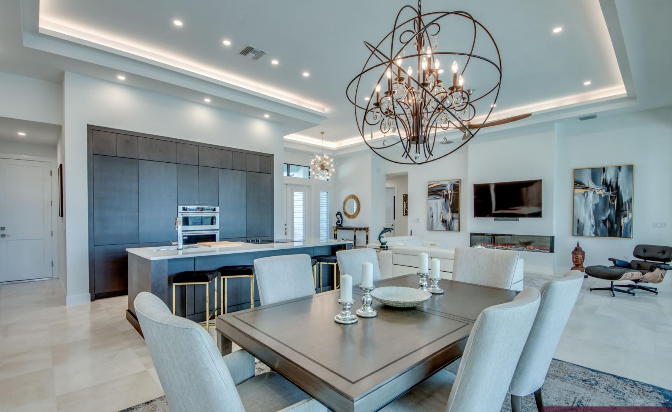 Außenbereich am Wasser mit beheiztem Pool, Jacuzzi und privatem Bootsdock.