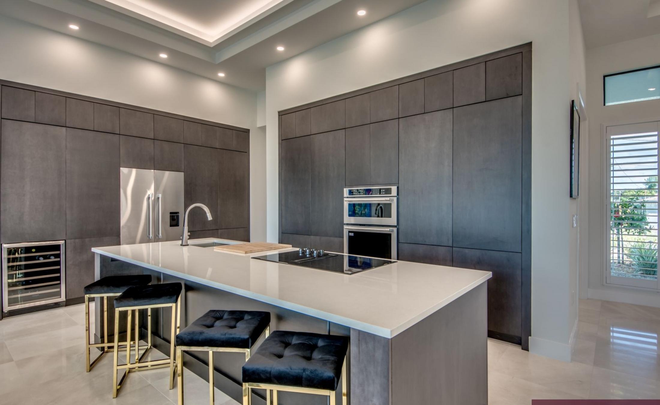 Elektrisch beheizter Pool mit Jacuzzi im Außenbereich am Wasser.