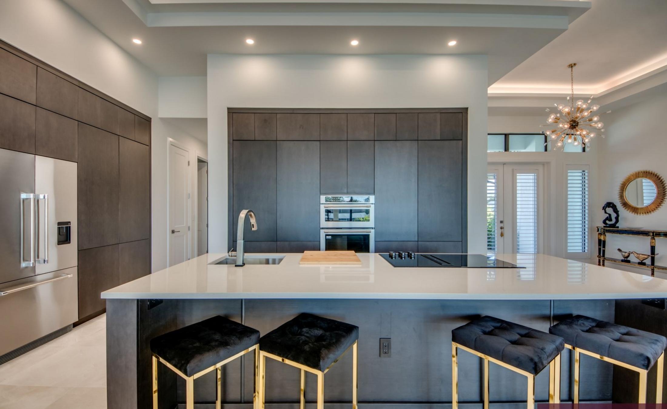 Außenbereich am Wasser mit beheiztem Pool, Jacuzzi und privatem Bootsdock.