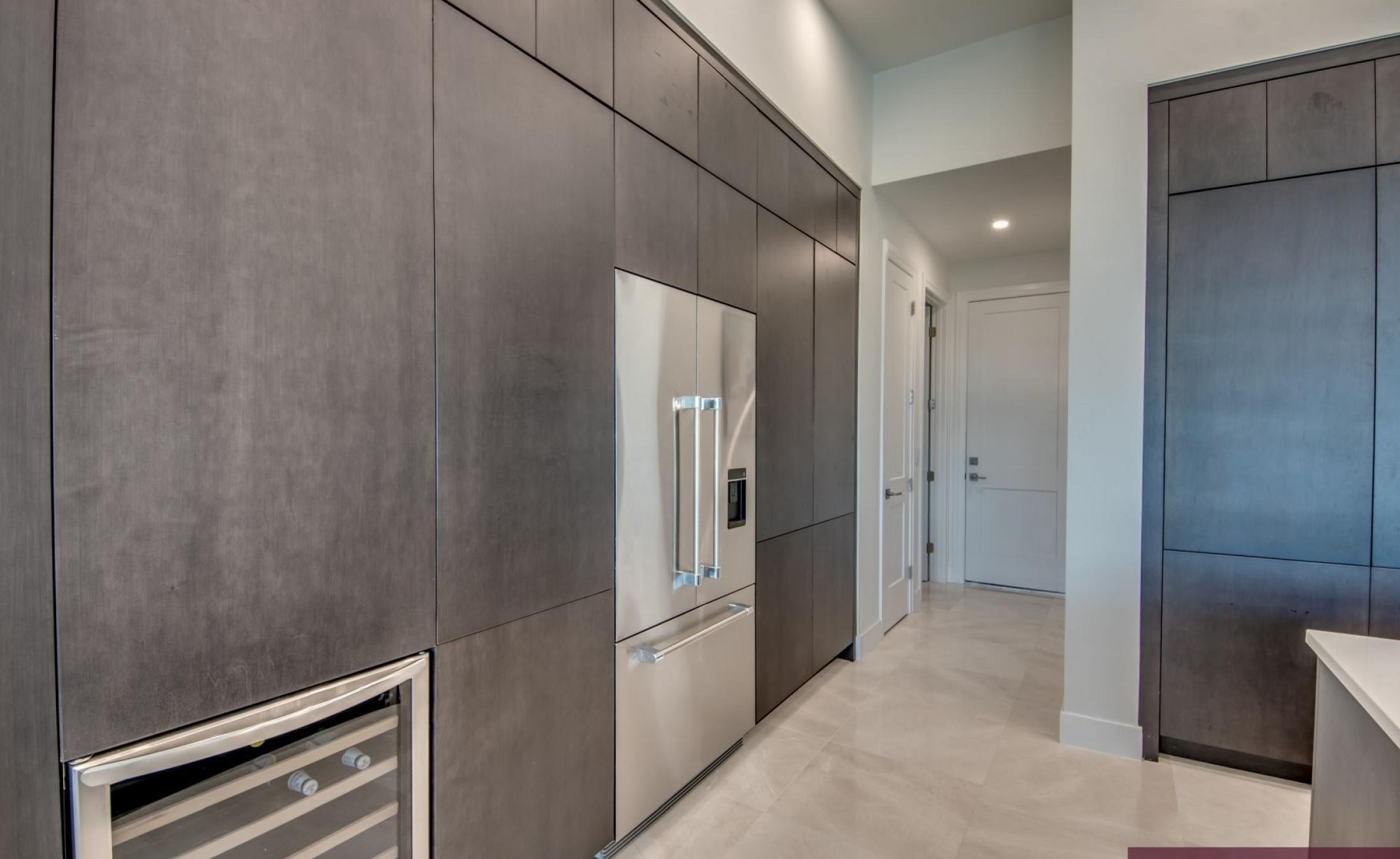 Außenbereich am Wasser mit beheiztem Pool, Spa/Jacuzzi und privatem Bootsdock.