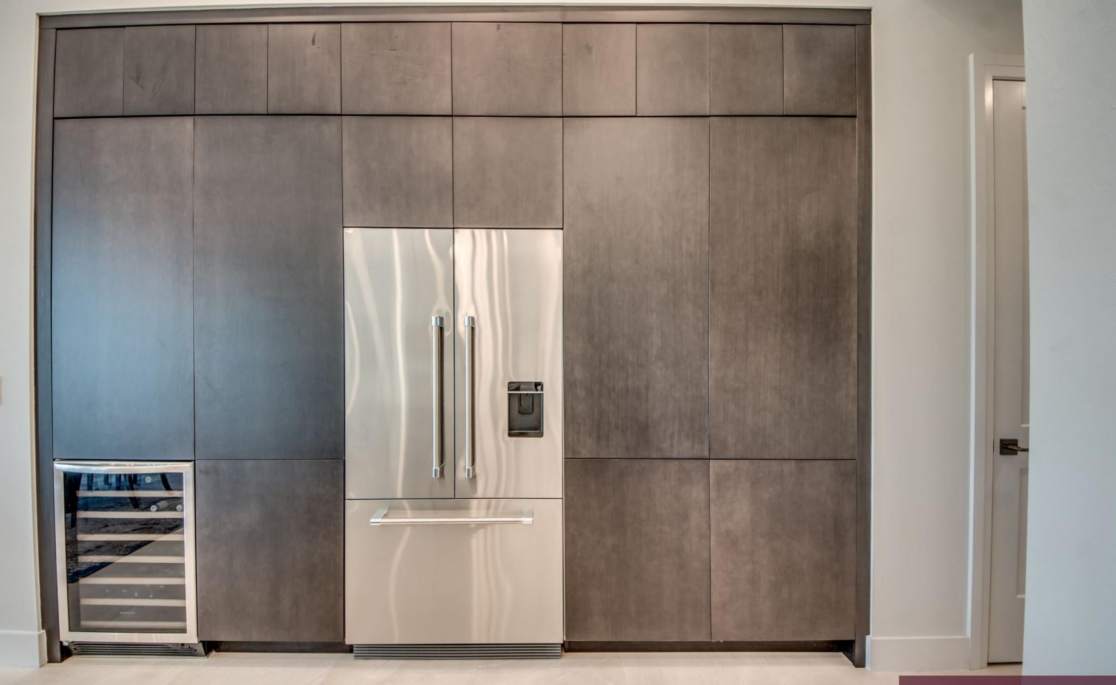 Elektrisch beheizter Pool und Jacuzzi auf der Terrasse mit Blick auf den Wasserkanal.