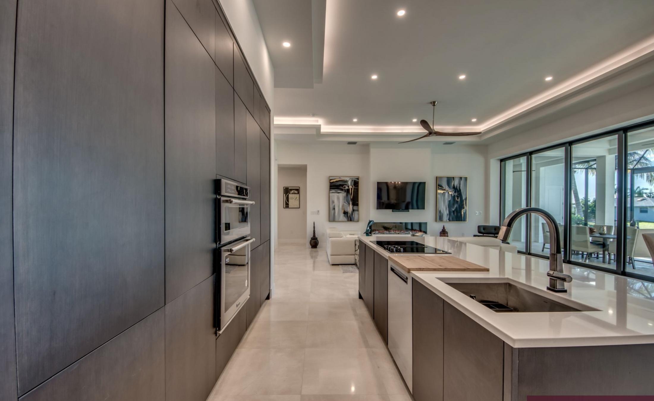 Elektrisch beheizter Pool mit Jacuzzi im Außenbereich am Wasser.