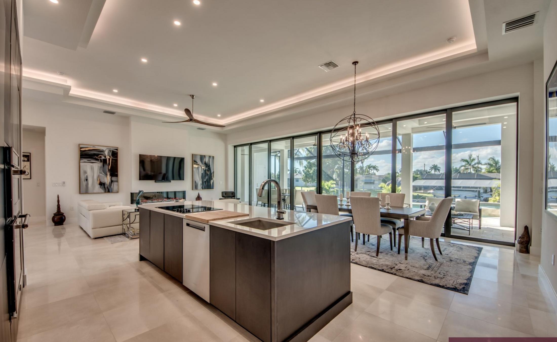 Elektrisch beheizter Pool mit Spa/Jacuzzi im Außenbereich am Wasser.