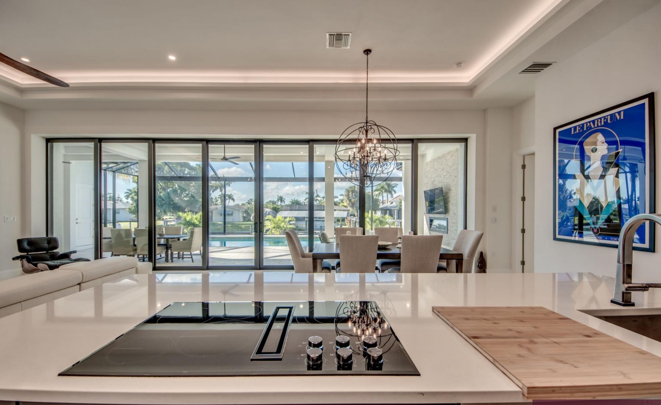 Außenbereich am Wasser mit beheiztem Pool, Jacuzzi und privatem Bootsdock.