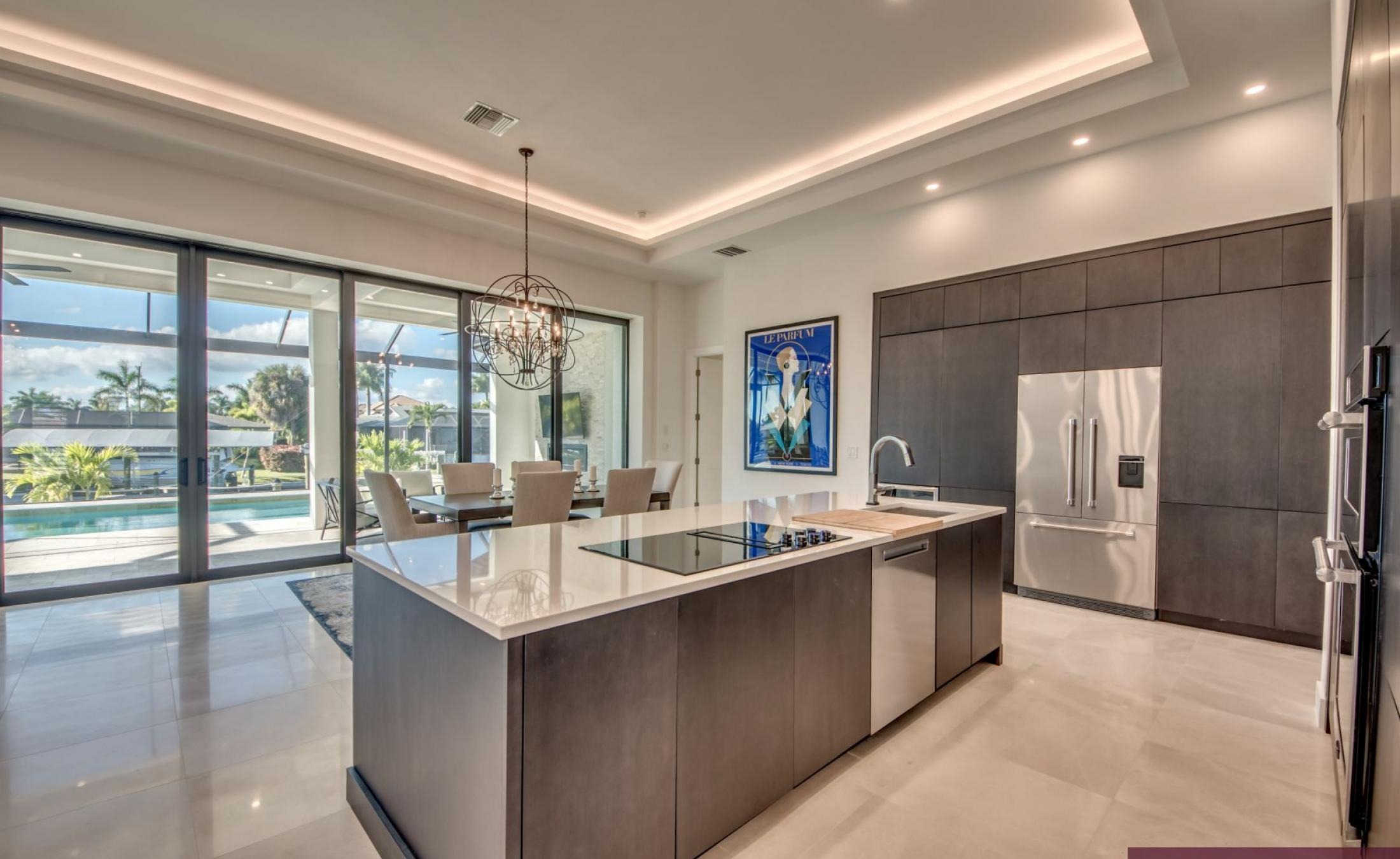 Außenbereich am Wasser mit beheiztem Pool, Jacuzzi und privatem Bootsdock.