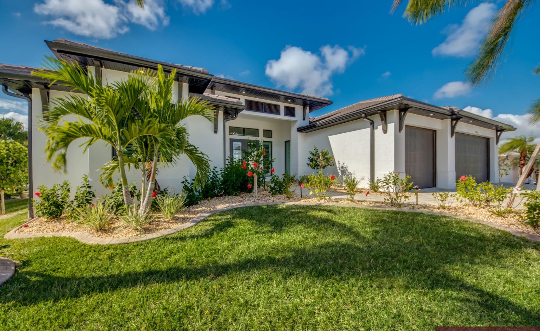 Außenbereich am Wasser mit Pool und Jacuzzi