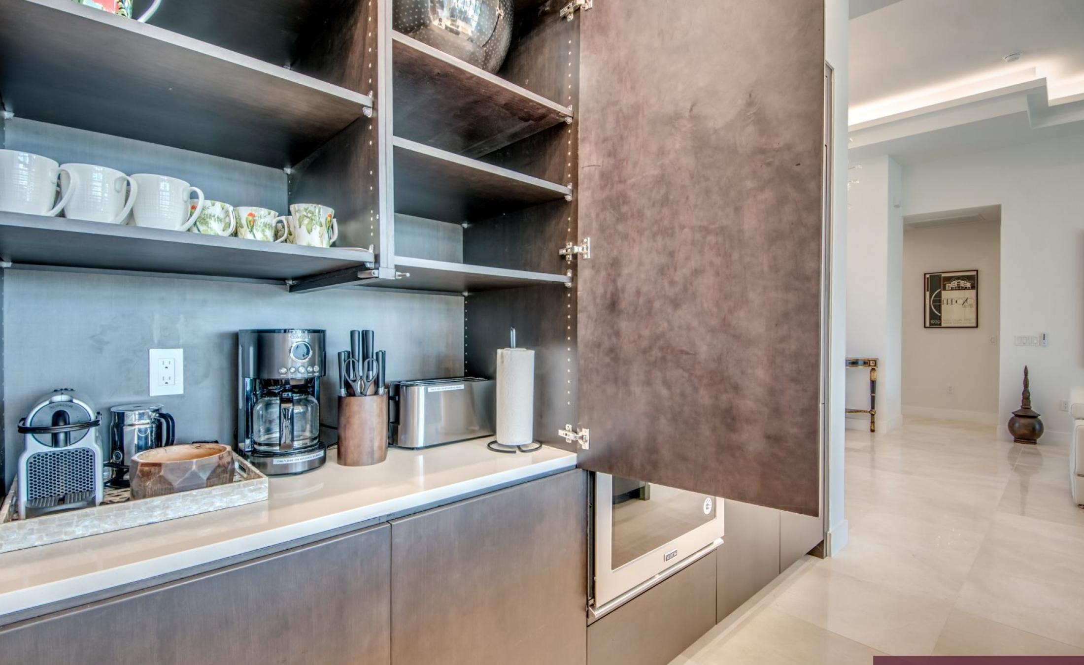 Elektrisch beheizter Pool mit Jacuzzi im Außenbereich am Wasser.