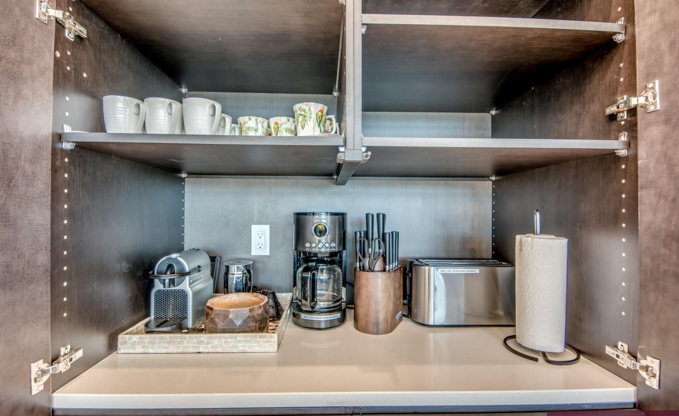 Elektrisch beheizter Pool mit Jacuzzi im Außenbereich am Wasser.