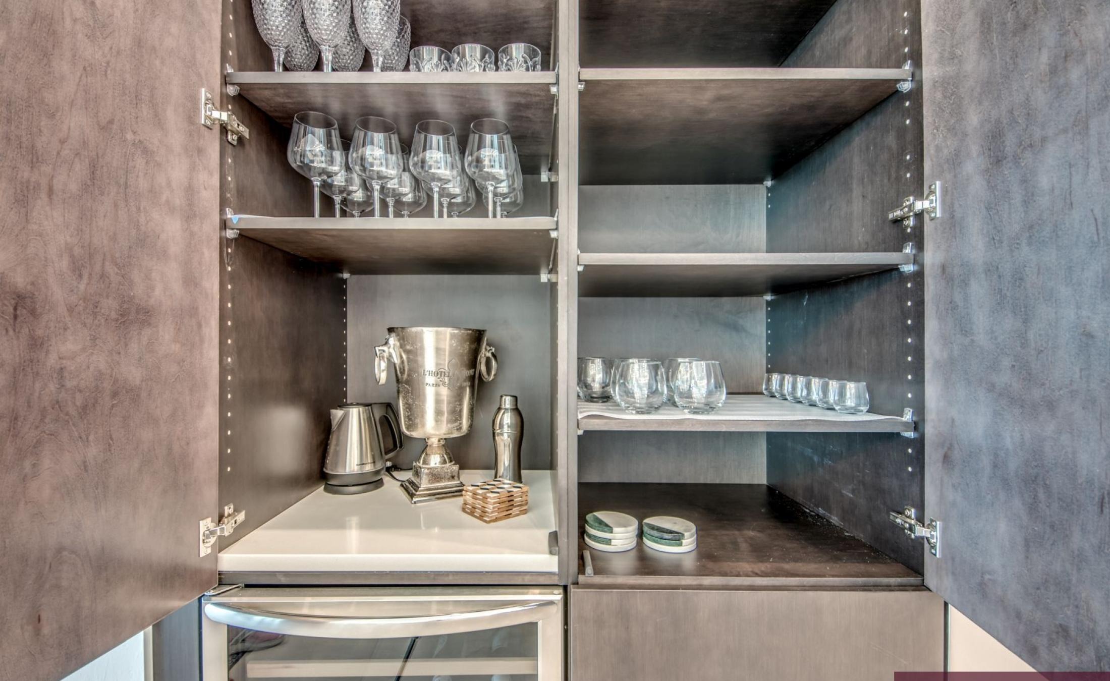 Villa am Wasser mit privatem Bootsdock, beheiztem Pool und Jacuzzi.