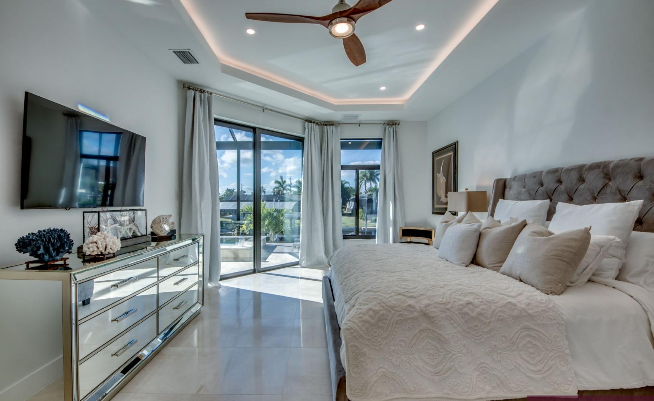 Exklusive Waterfront-Villa mit beheiztem Pool, Spa/Jacuzzi und privatem Bootsdock.