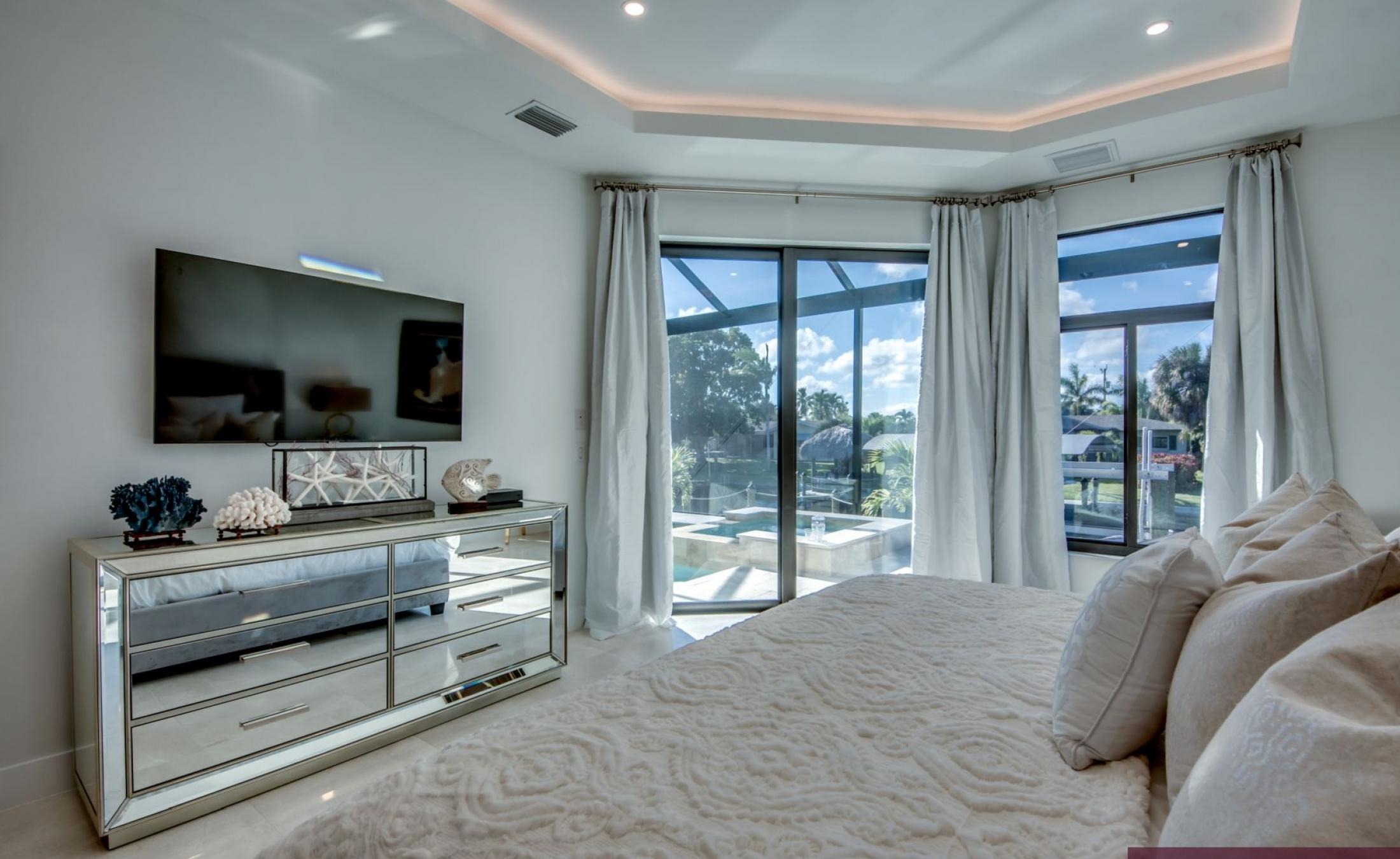 Außenbereich am Wasser mit beheiztem Pool, Jacuzzi und Bootsdock.