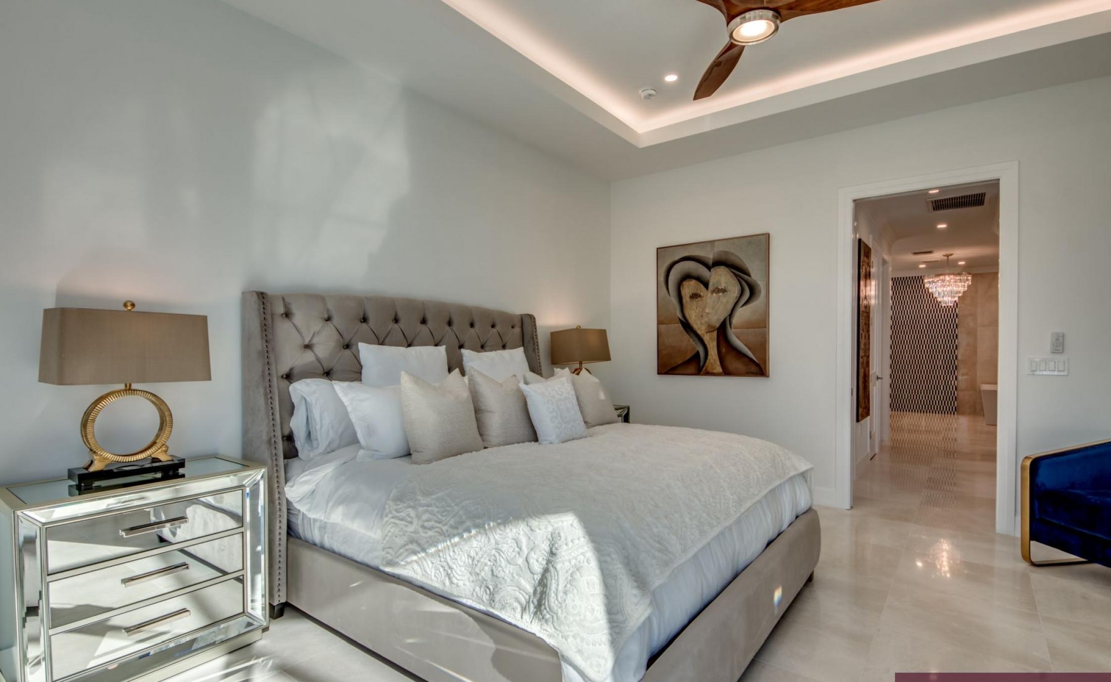 Villa am Wasser mit privatem Bootsdock sowie beheiztem Pool und Jacuzzi.