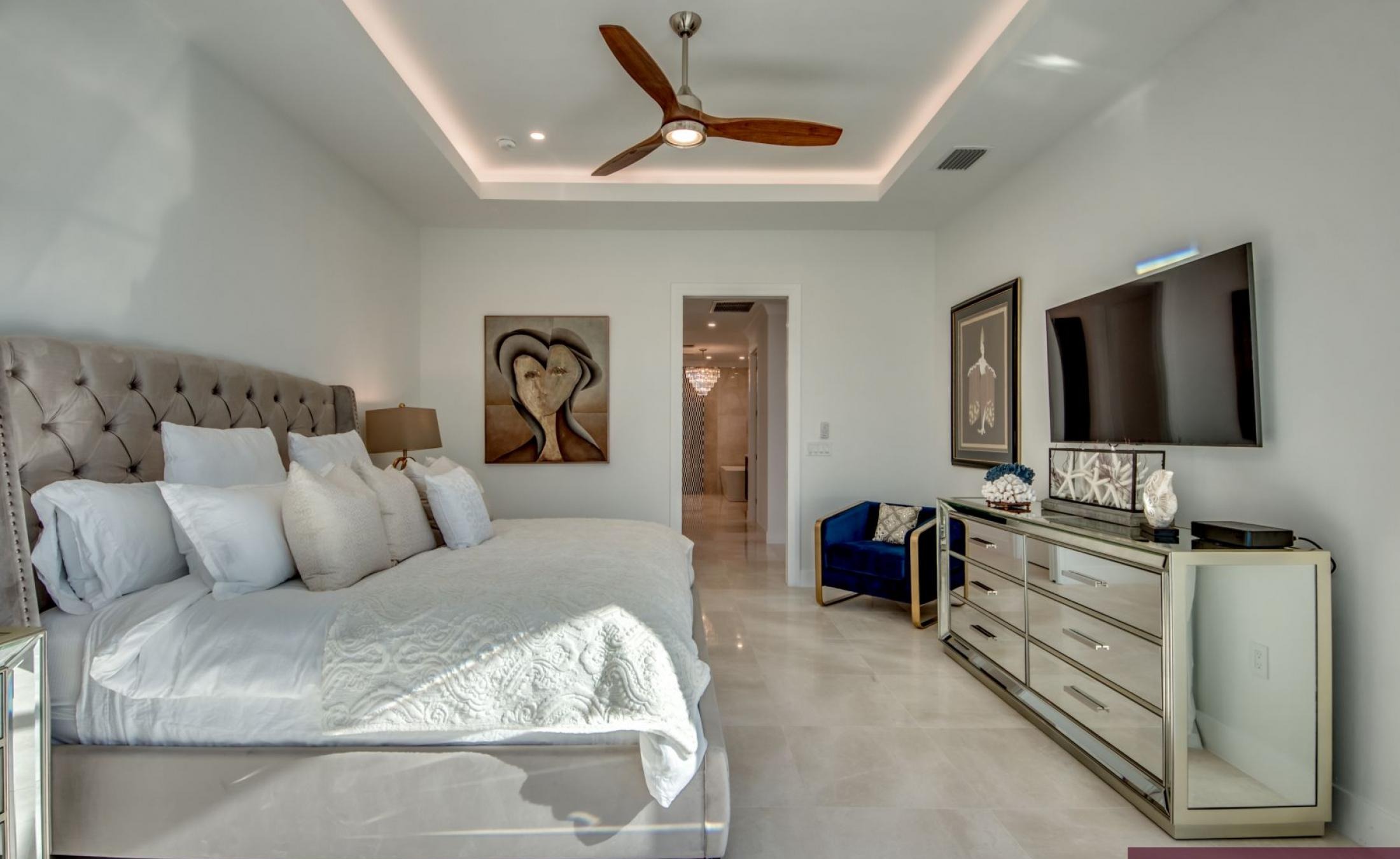 Außenbereich am Wasser mit beheiztem Pool, Jacuzzi und privatem Bootsdock.