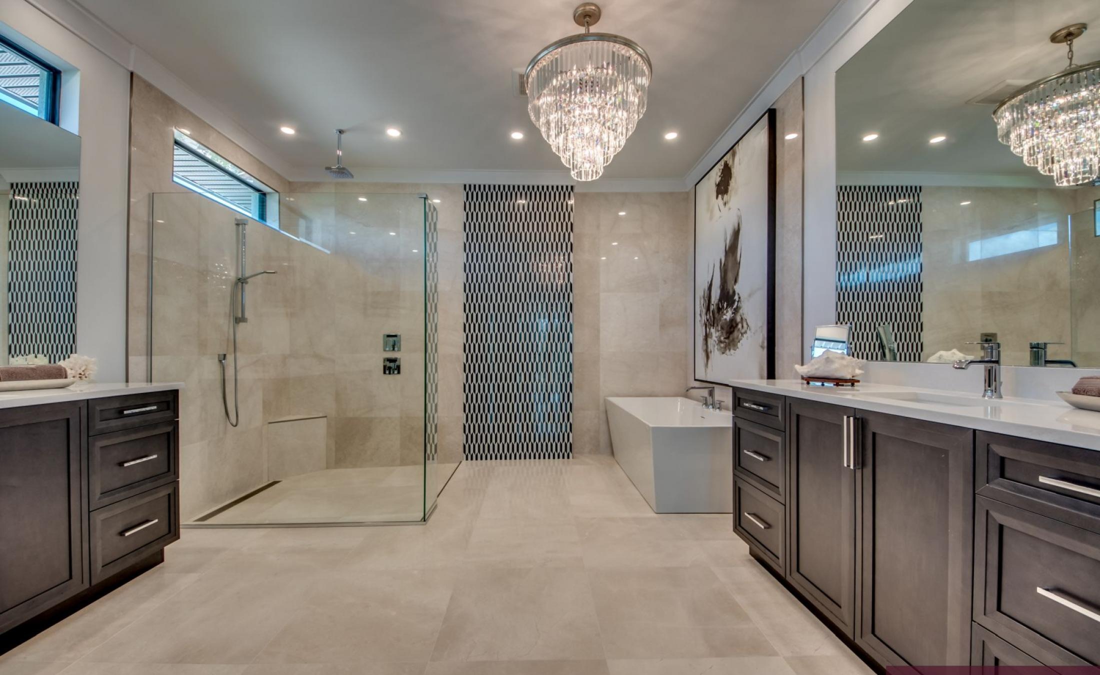 Elektrisch beheizter Pool und Jacuzzi im Außenbereich mit Blick aufs Wasser.