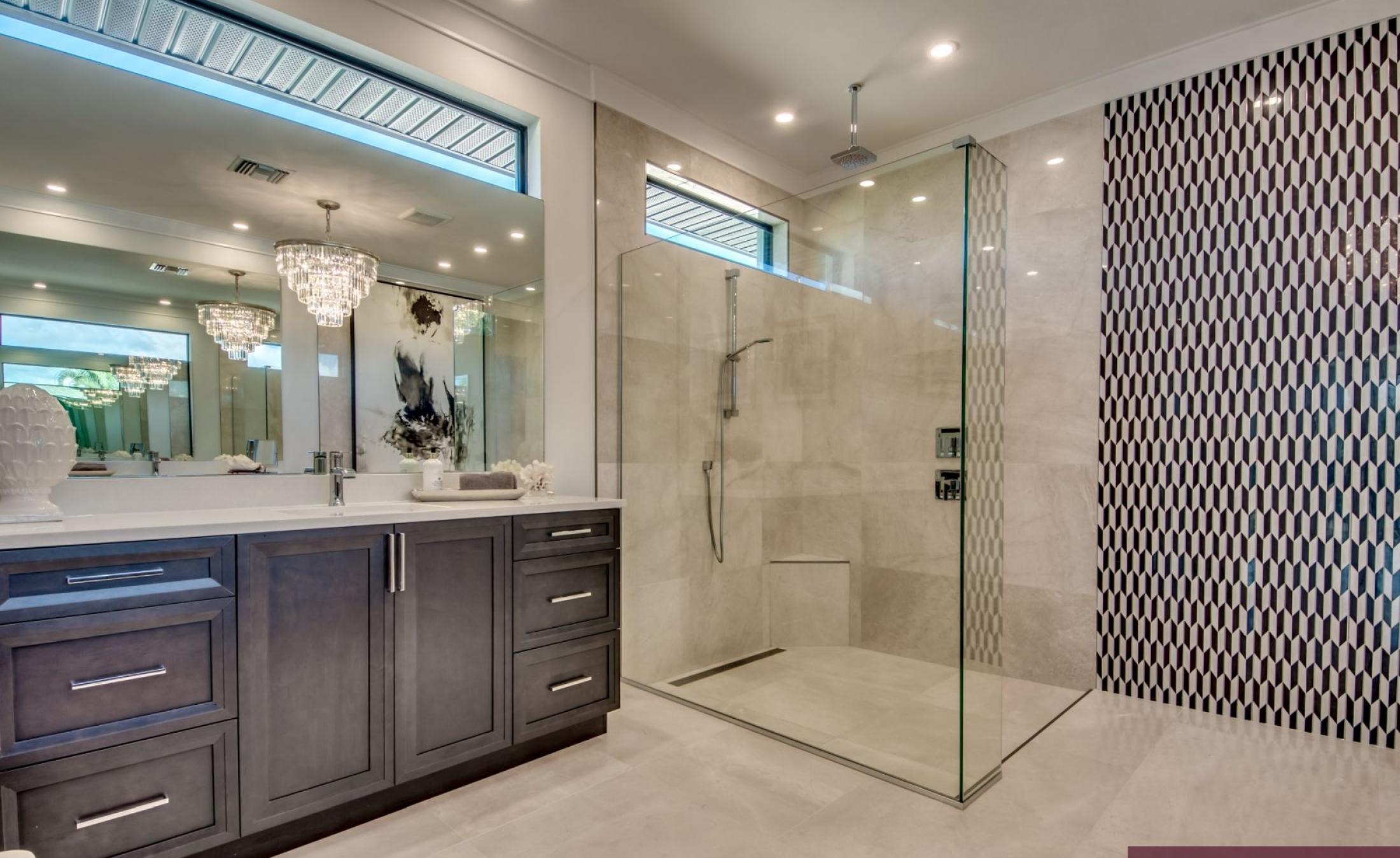 Elektrisch beheizter Pool und Spa/Jacuzzi im Außenbereich mit Blick aufs Wasser.