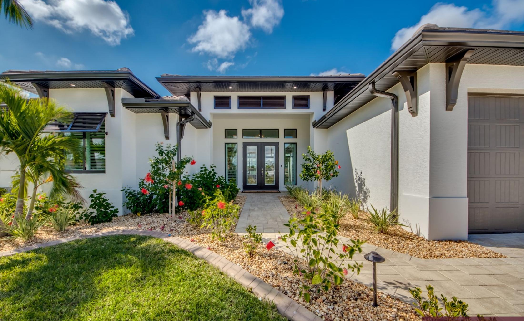 Elektrisch beheizter Pool und Jacuzzi im Außenbereich mit Blick aufs Wasser.